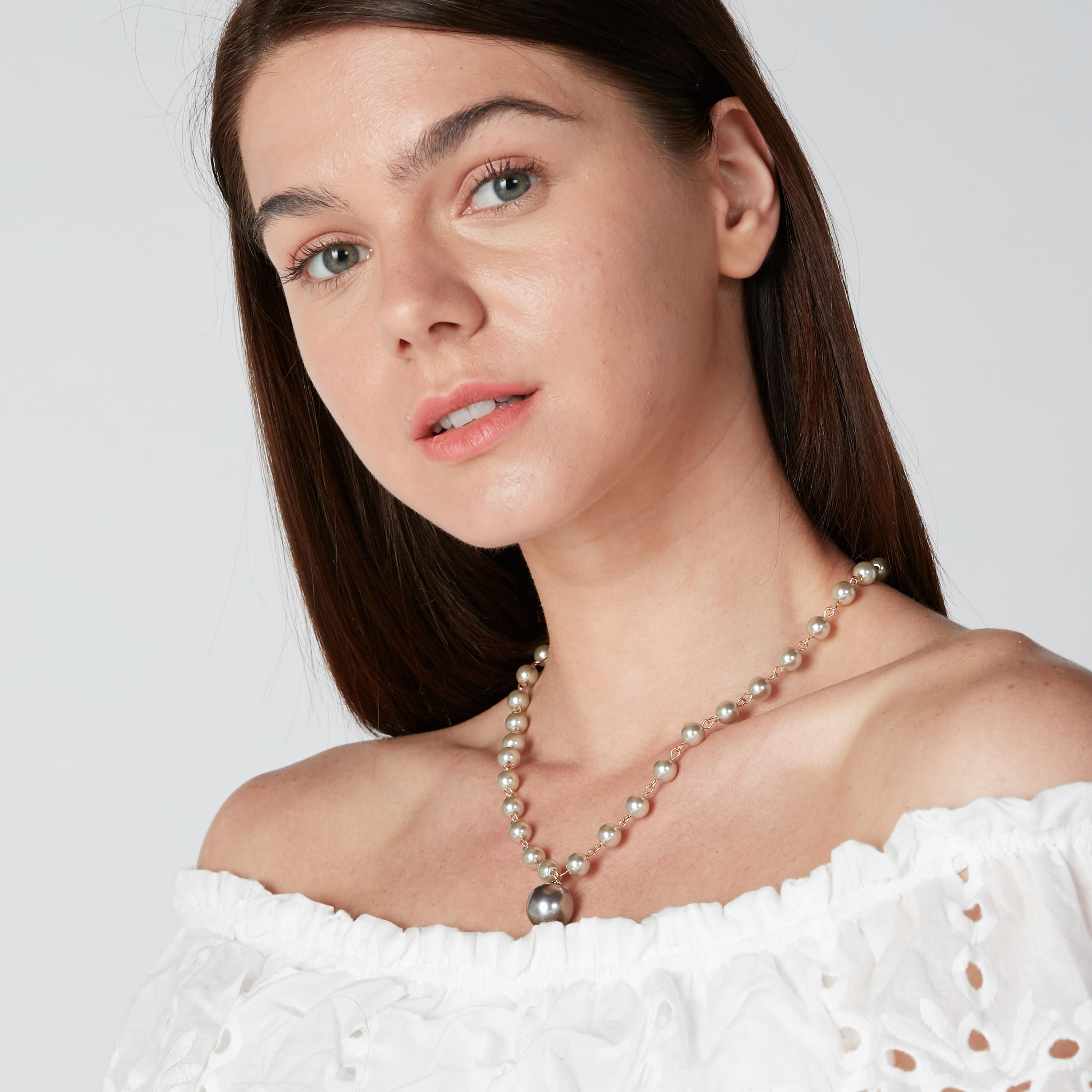 قلادة بتفاصيل لؤلؤ ومشبك إغلاق-women-watchesandjewellery-jewellery-necklacesandpendants-image-2