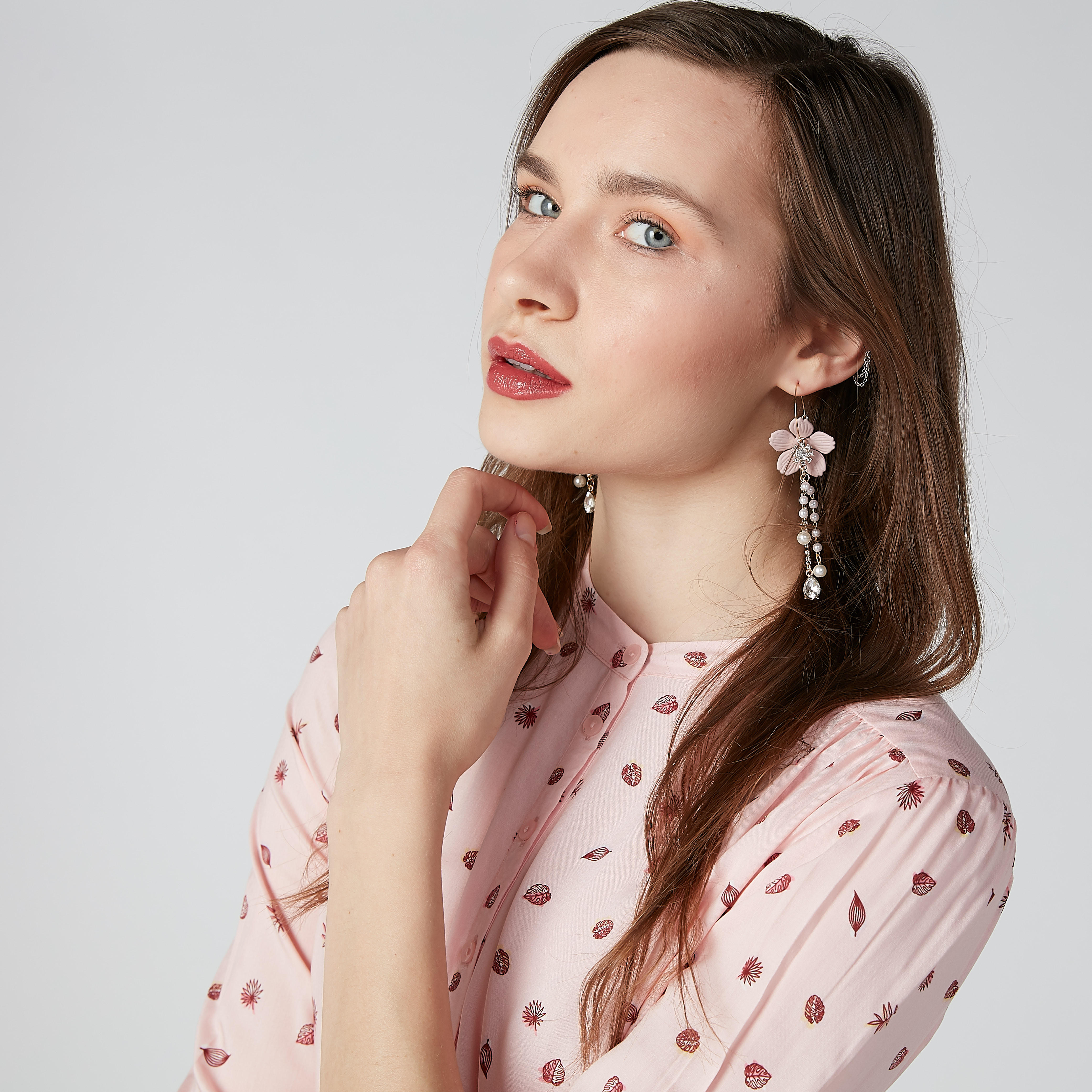 أقراط متدليّة مرصّعة بتفاصيل لؤلؤ-women-watchesandjewellery-jewellery-earrings-image-2
