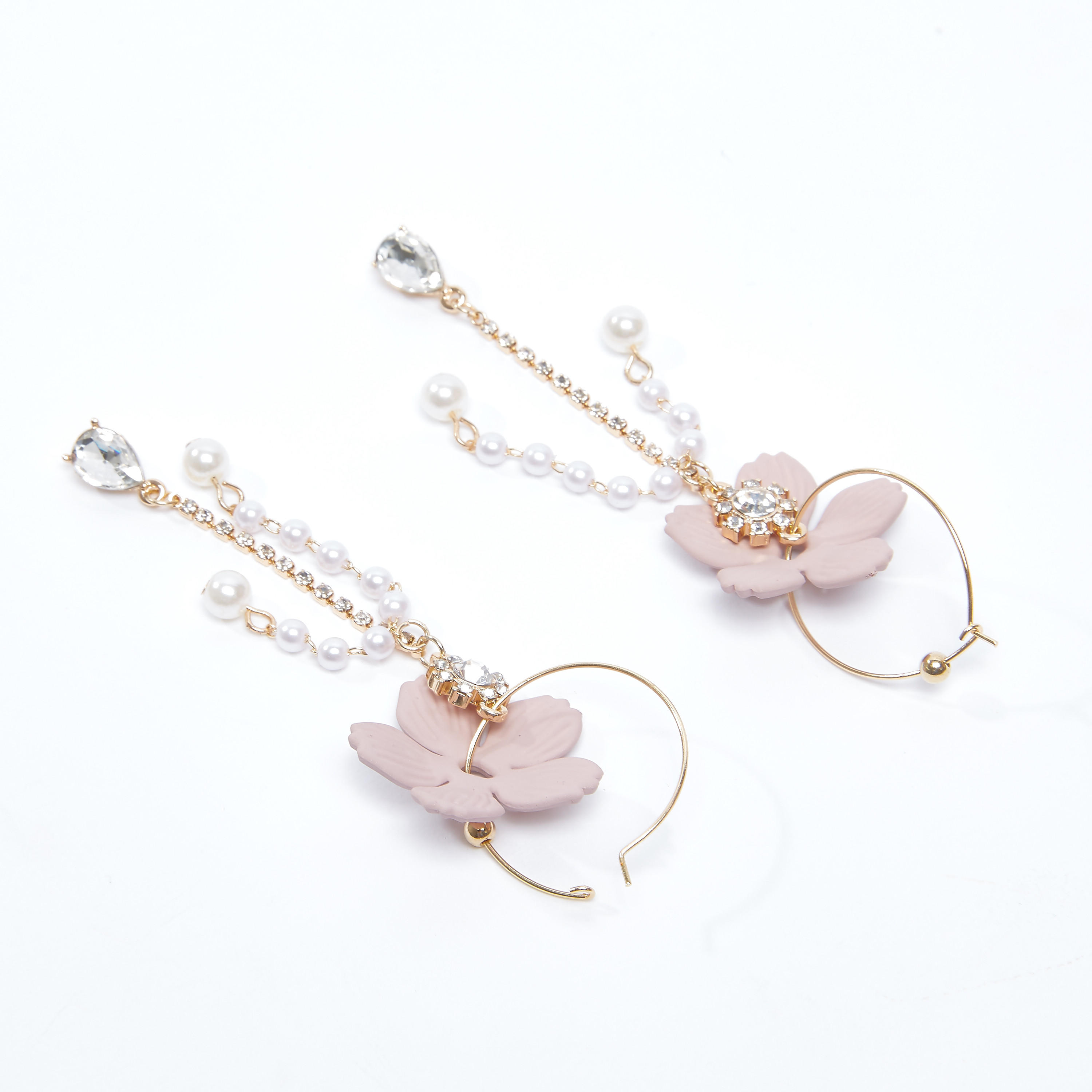أقراط متدليّة مرصّعة بتفاصيل لؤلؤ-women-watchesandjewellery-jewellery-earrings-image-3