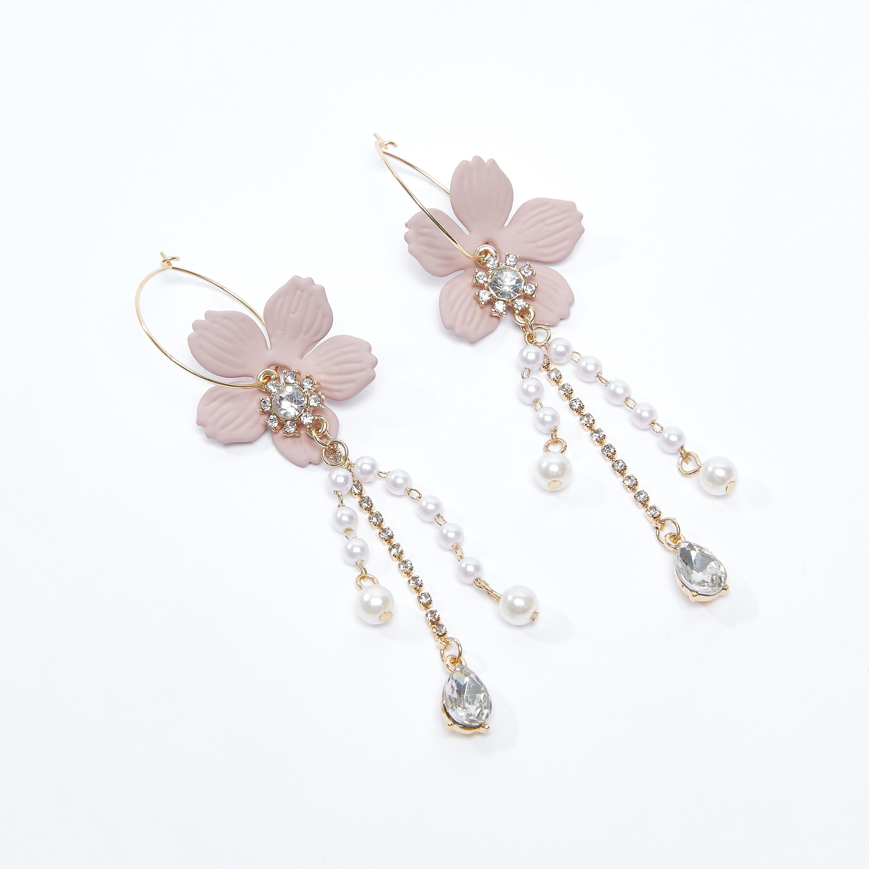 أقراط متدليّة مرصّعة بتفاصيل لؤلؤ-women-watchesandjewellery-jewellery-earrings-image-1