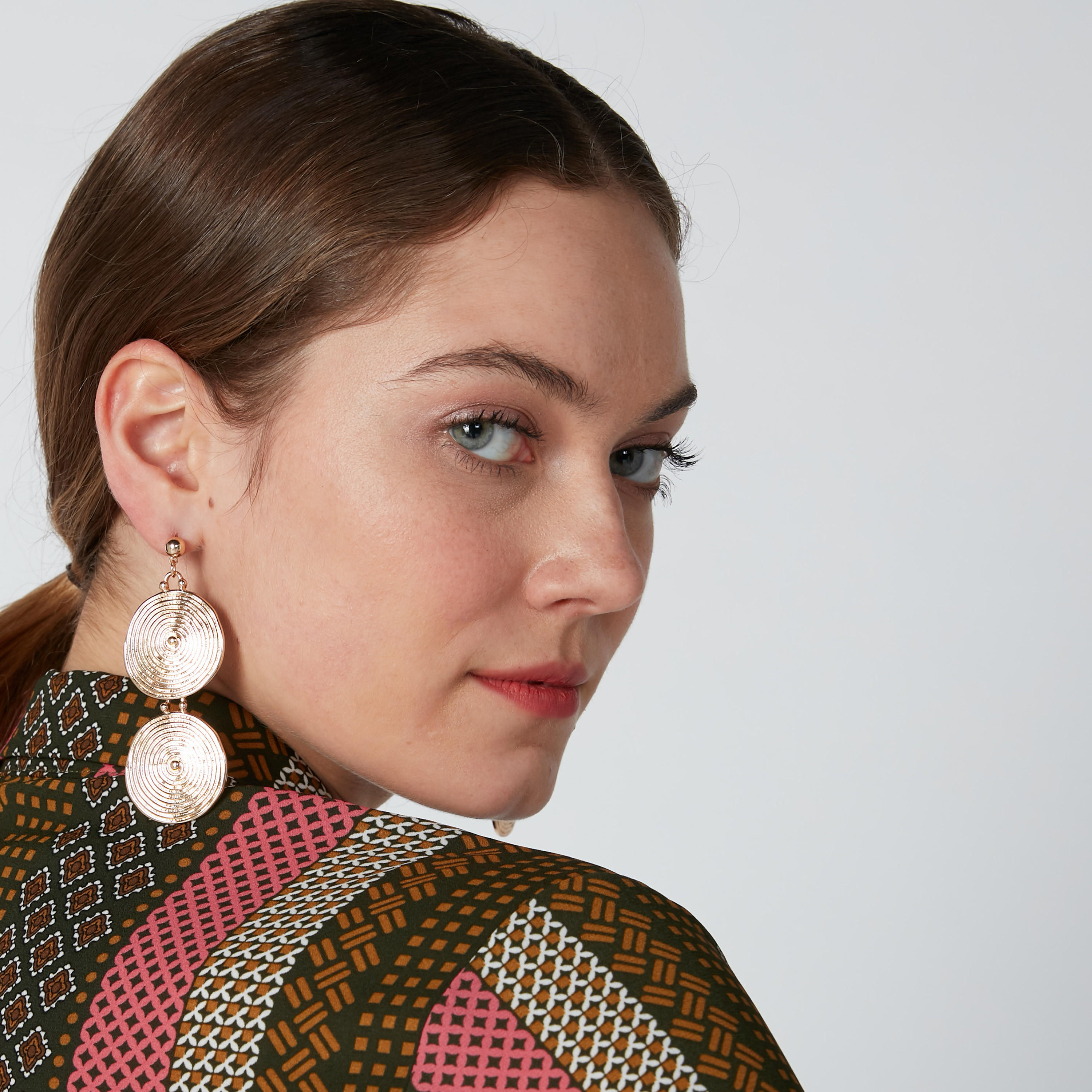 أقراط بدلّاية ميتاليك مستديرة بمكبس إغلاق-women-watchesandjewellery-jewellery-earrings-image-2