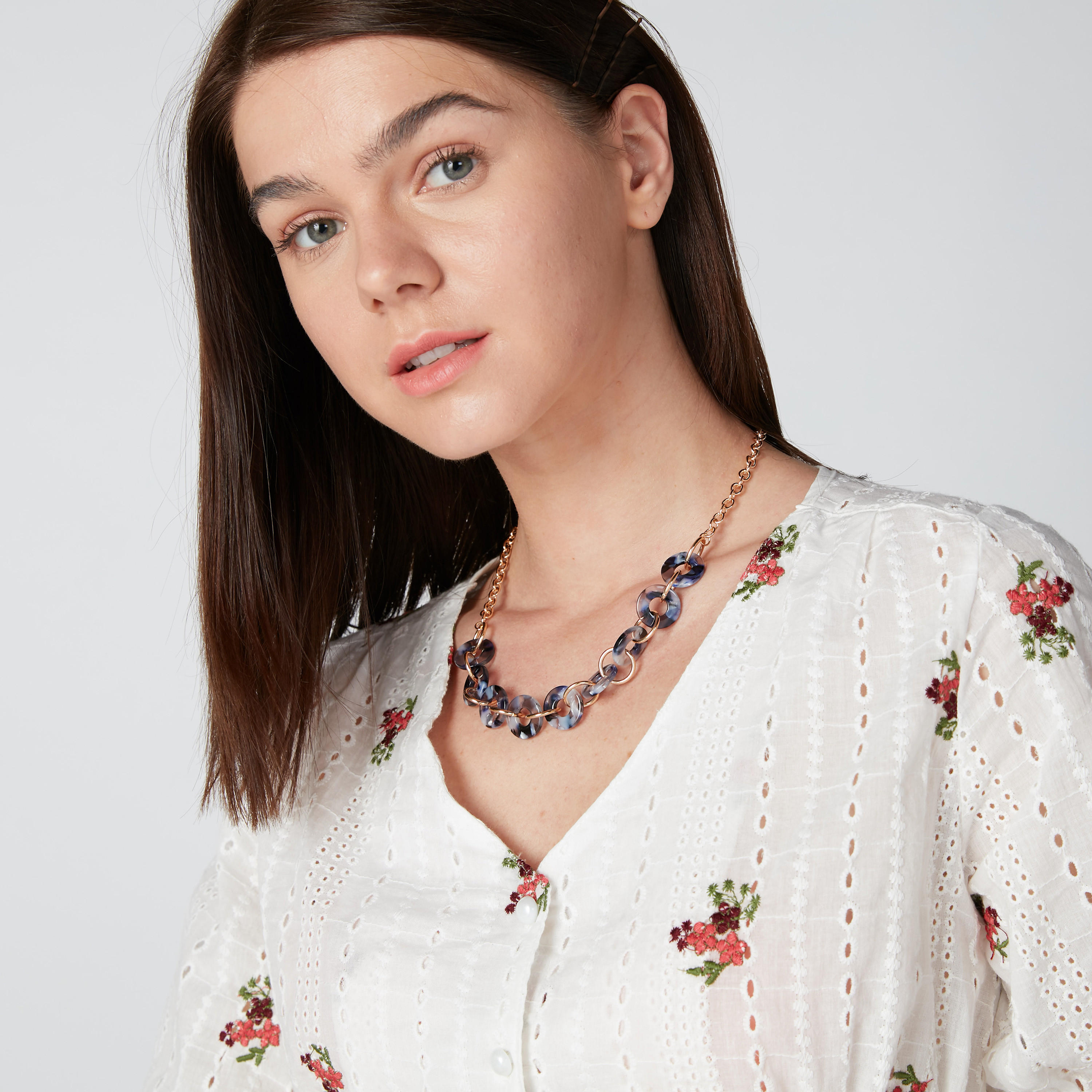 قلادة بتفاصيل ميتاليك ومشبك إغلاق-women-watchesandjewellery-jewellery-necklacesandpendants-image-2