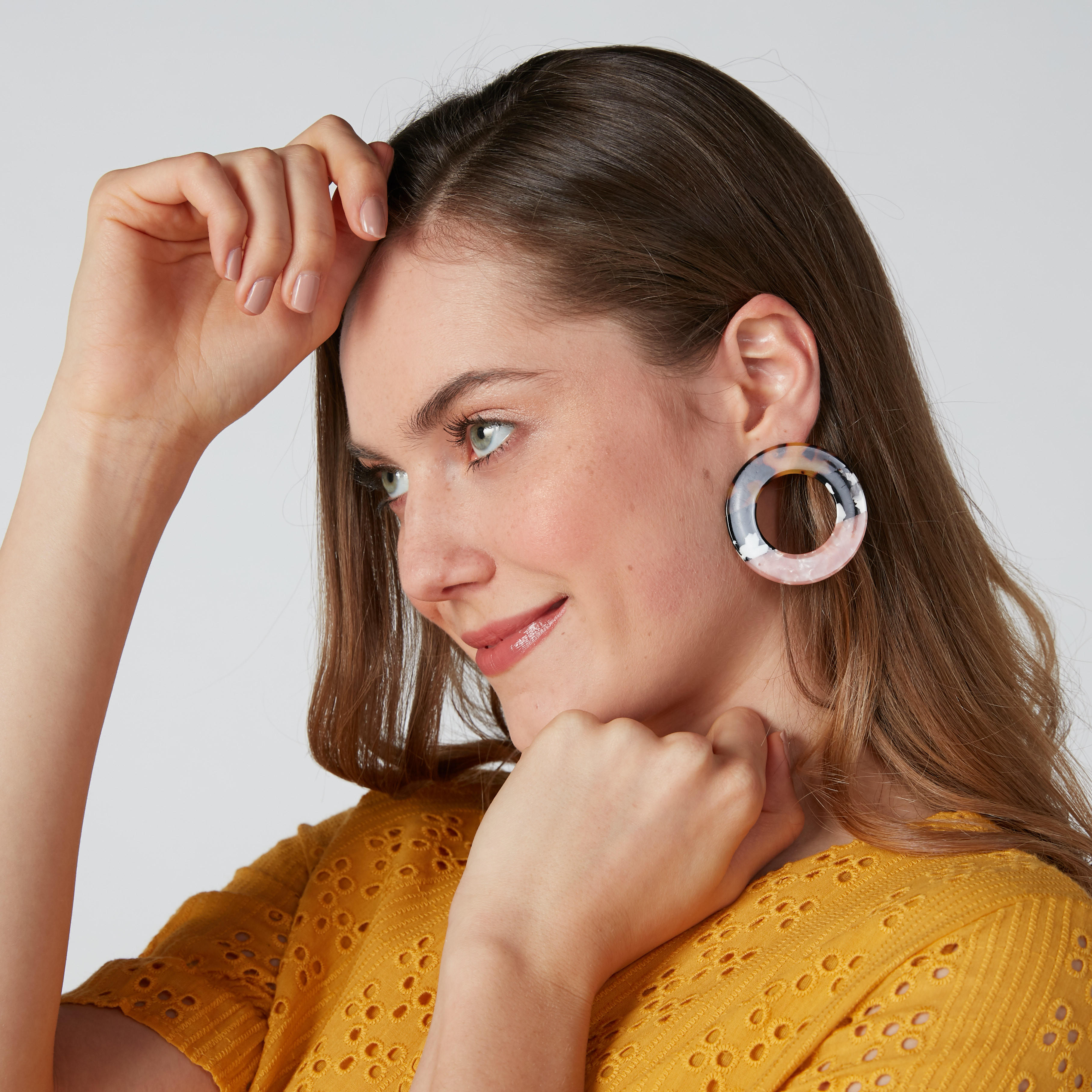 أقراط مستديرة بدلّاية ومكبس إغلاق وطبعات-women-watchesandjewellery-jewellery-earrings-image-2