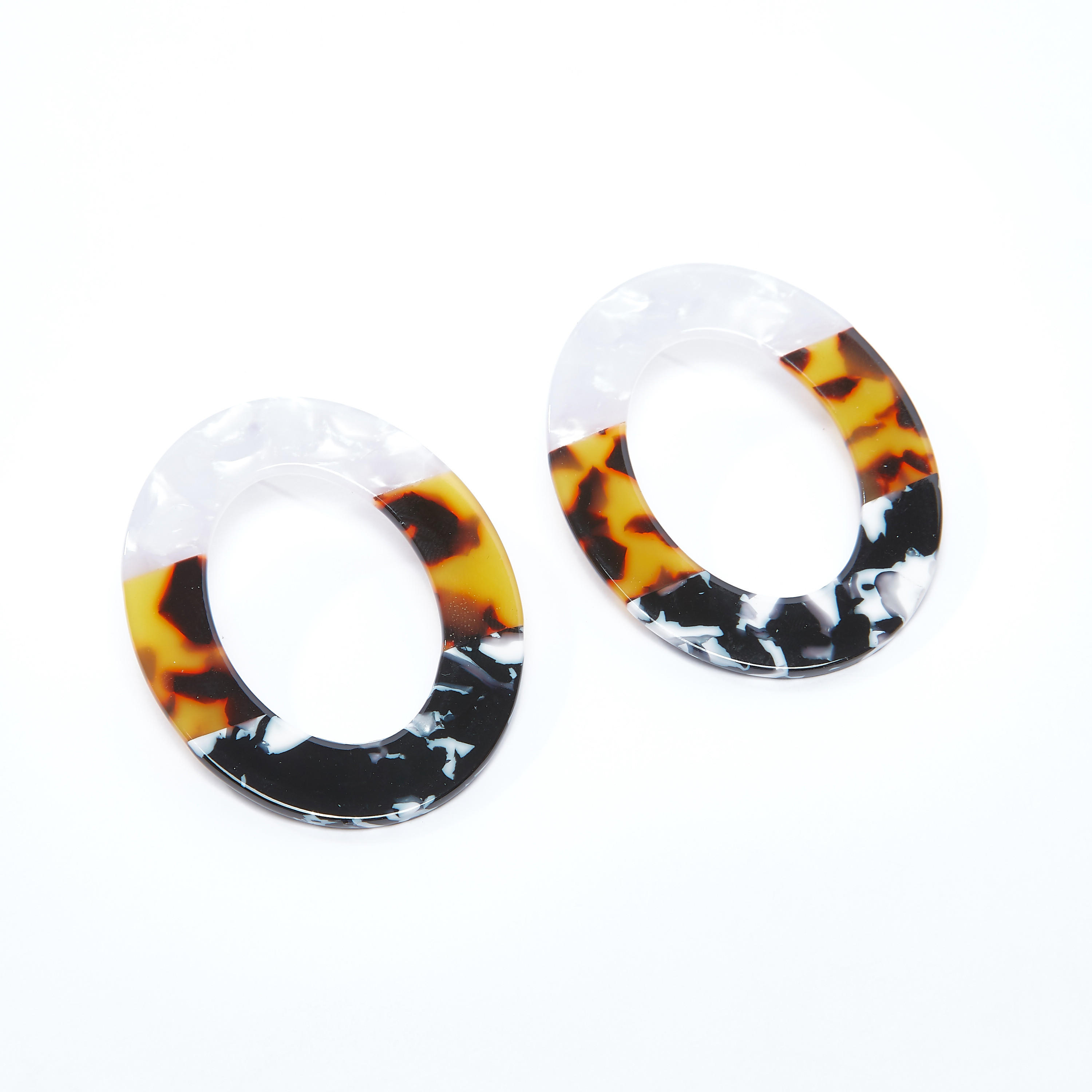 أقراط مستديرة بمكبس إغلاق وطبعات-women-watchesandjewellery-jewellery-earrings-image-1