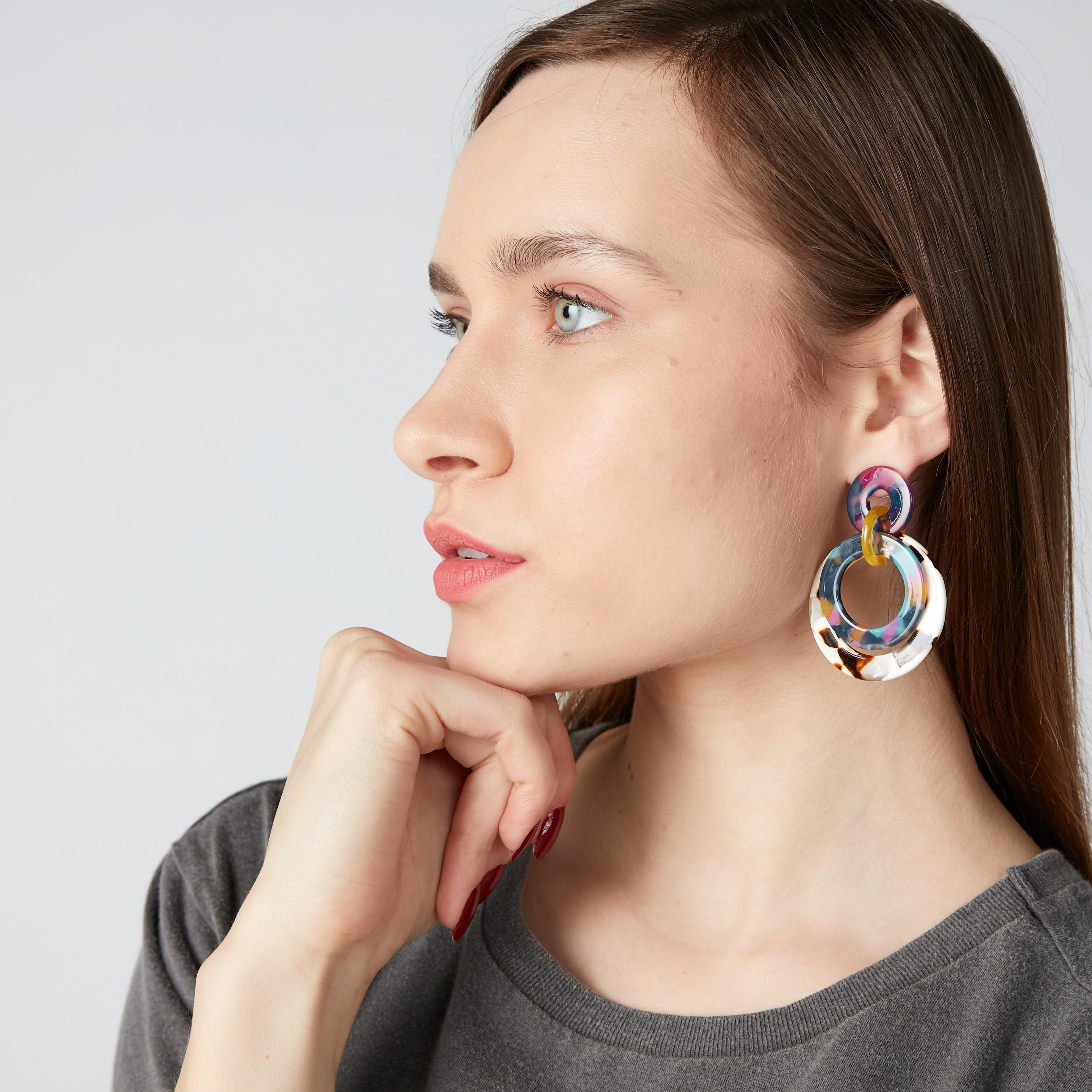 أقراط متدليّة مستديرة بمكبس إغلاق وطبعات-women-watchesandjewellery-jewellery-earrings-image-3