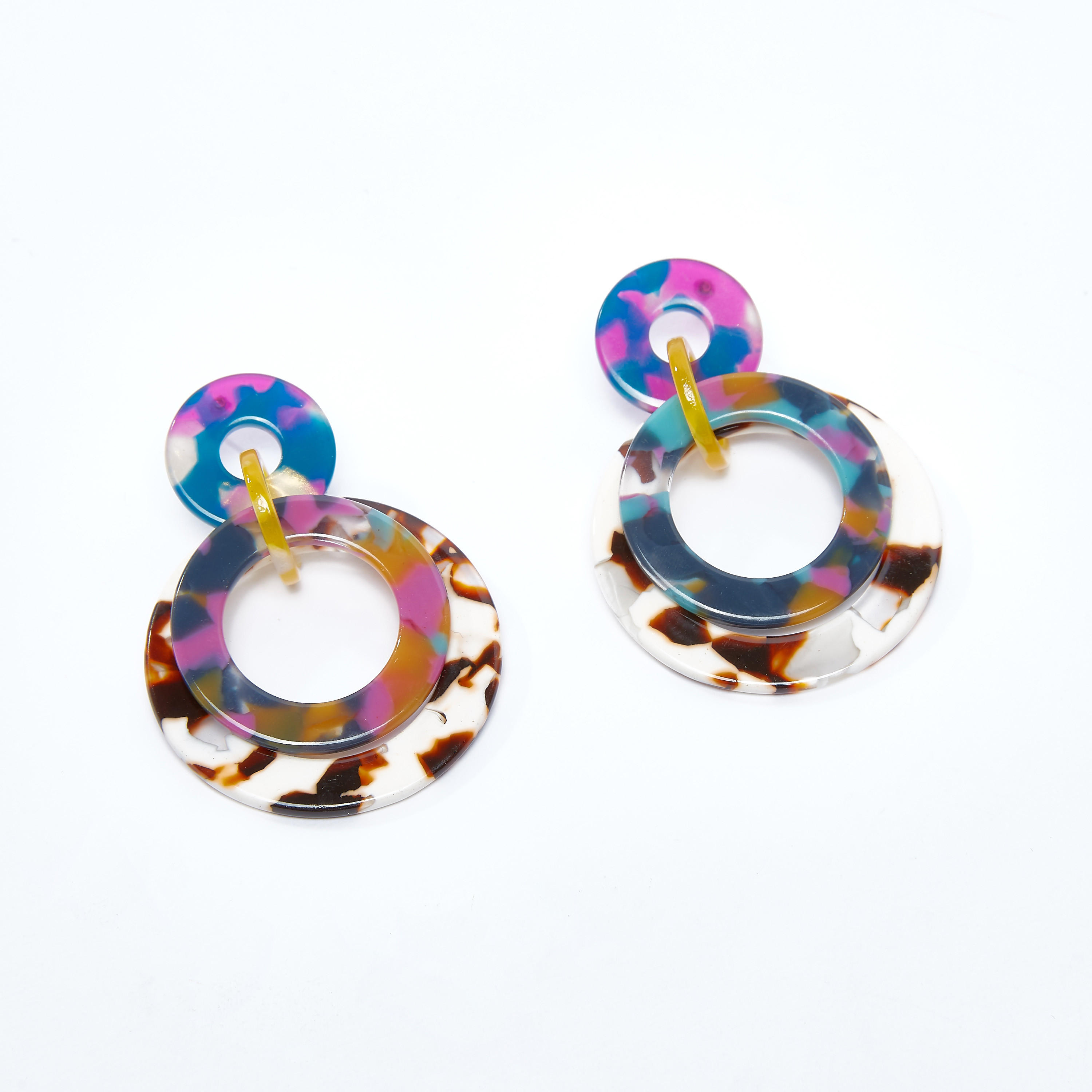 أقراط متدليّة مستديرة بمكبس إغلاق وطبعات-women-watchesandjewellery-jewellery-earrings-image-2