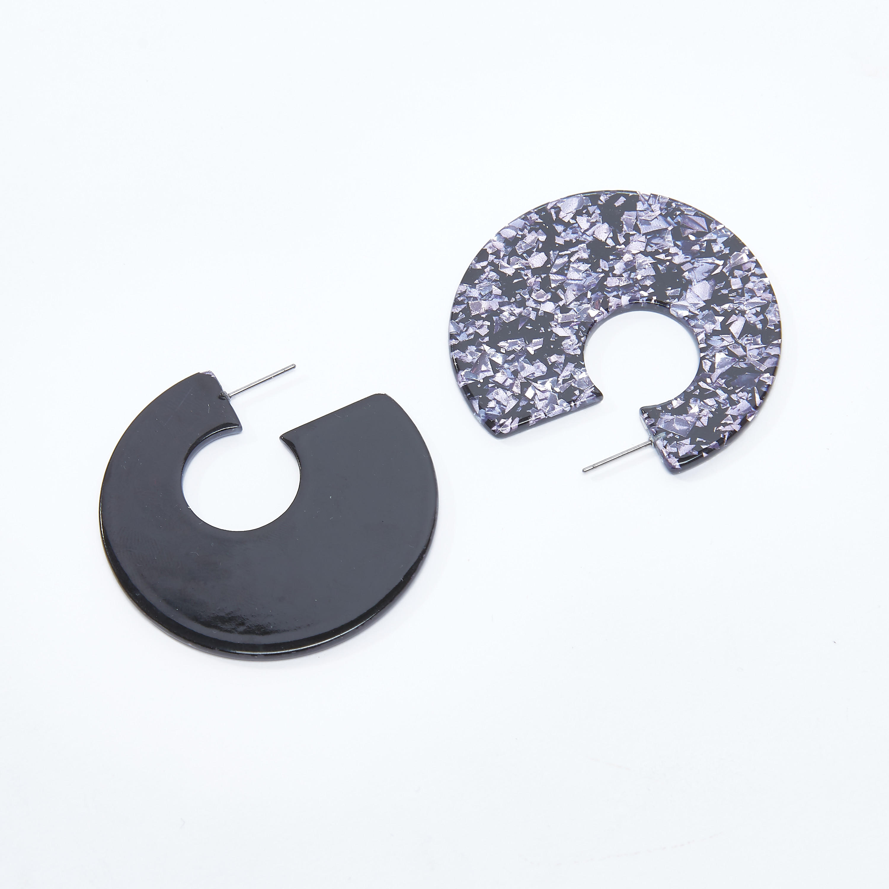أقراط متدليّة بمكبس إغلاق وطبعات-women-watchesandjewellery-jewellery-earrings-image-3