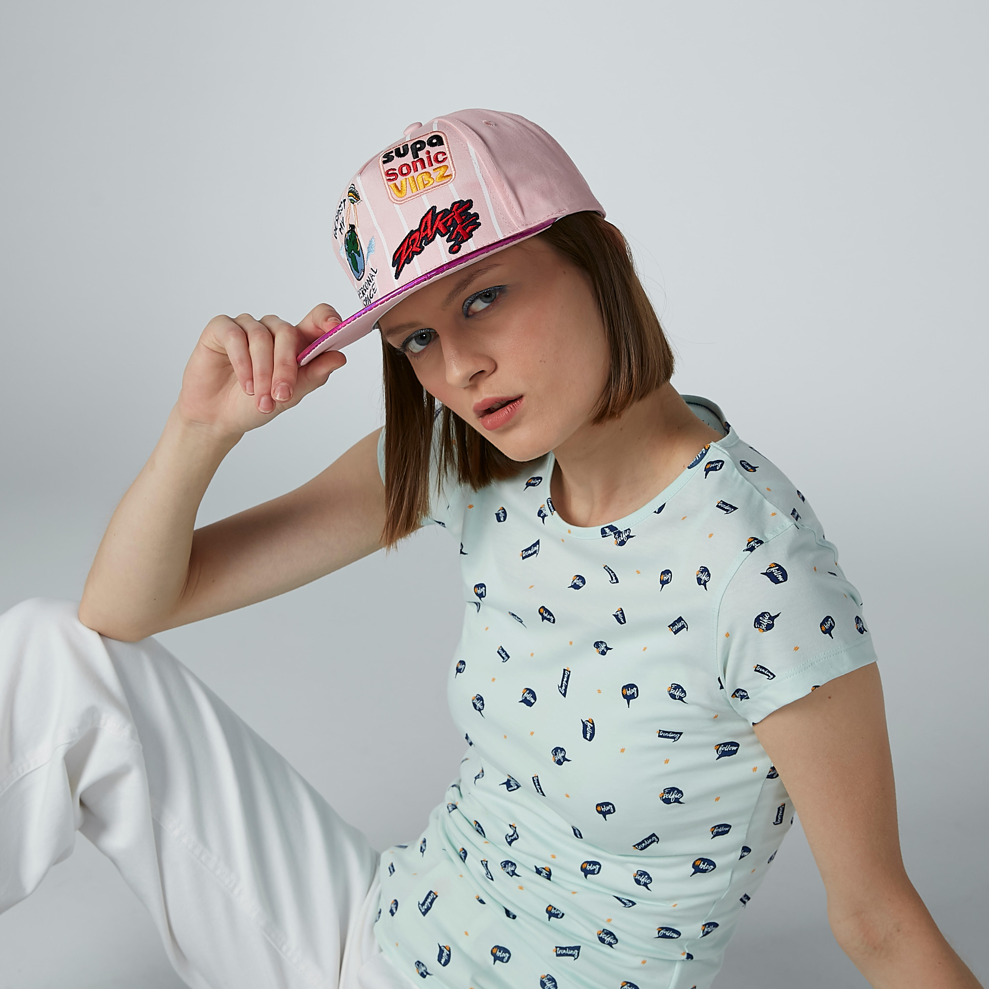 قبعة كاب مطرّزة بشريط إغلاق-women-clothingaccessories-capsandhats-image-2