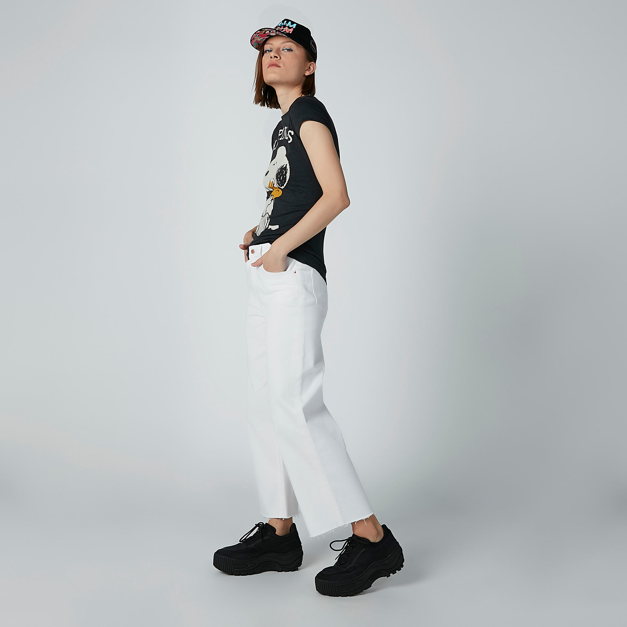 قبعة كاب مطرّزة بزر إغلاق وتفاصيل شبكية-women-clothingaccessories-capsandhats-image-2