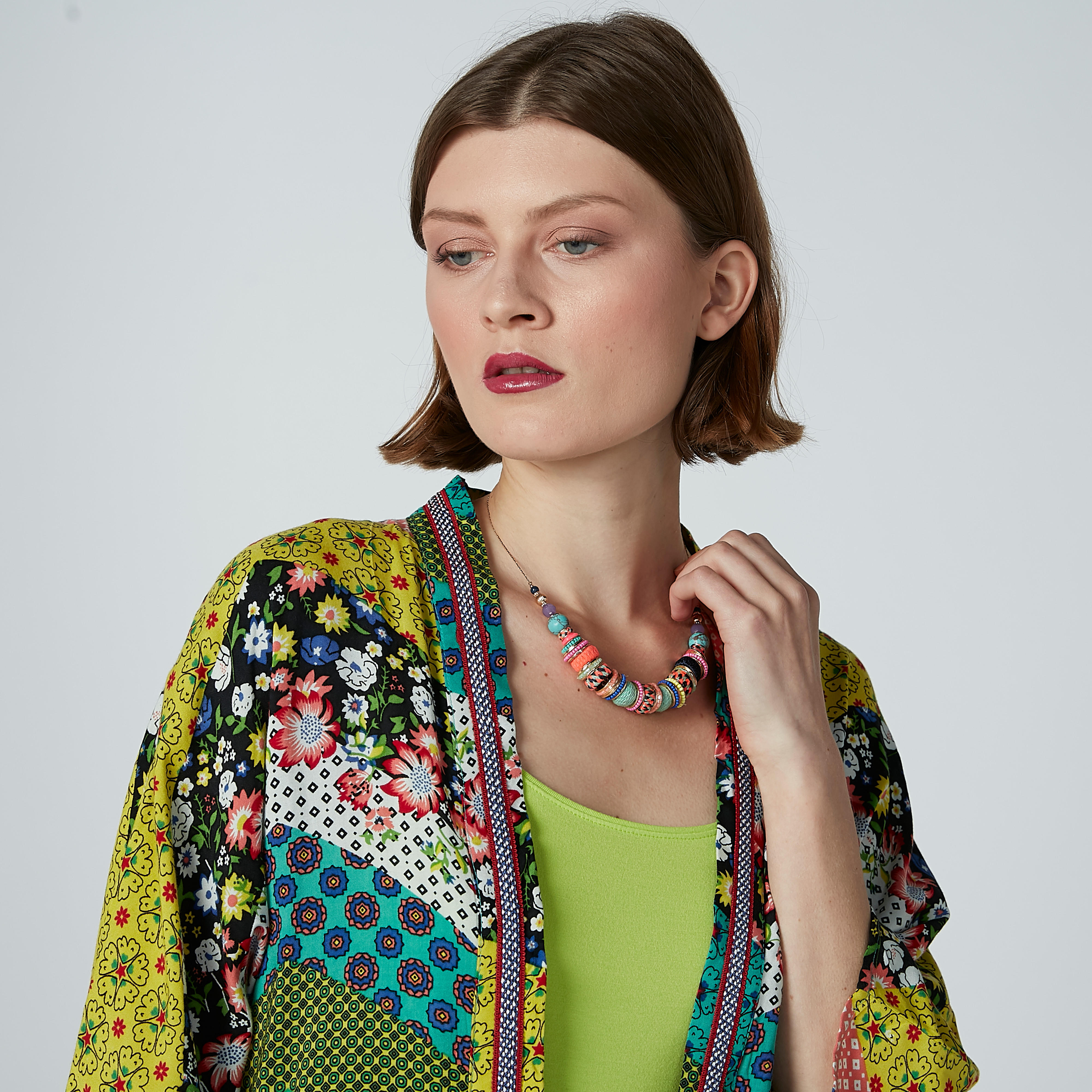 قلادة مزيّنة بمشبك إغلاق-women-watchesandjewellery-jewellery-necklacesandpendants-image-2