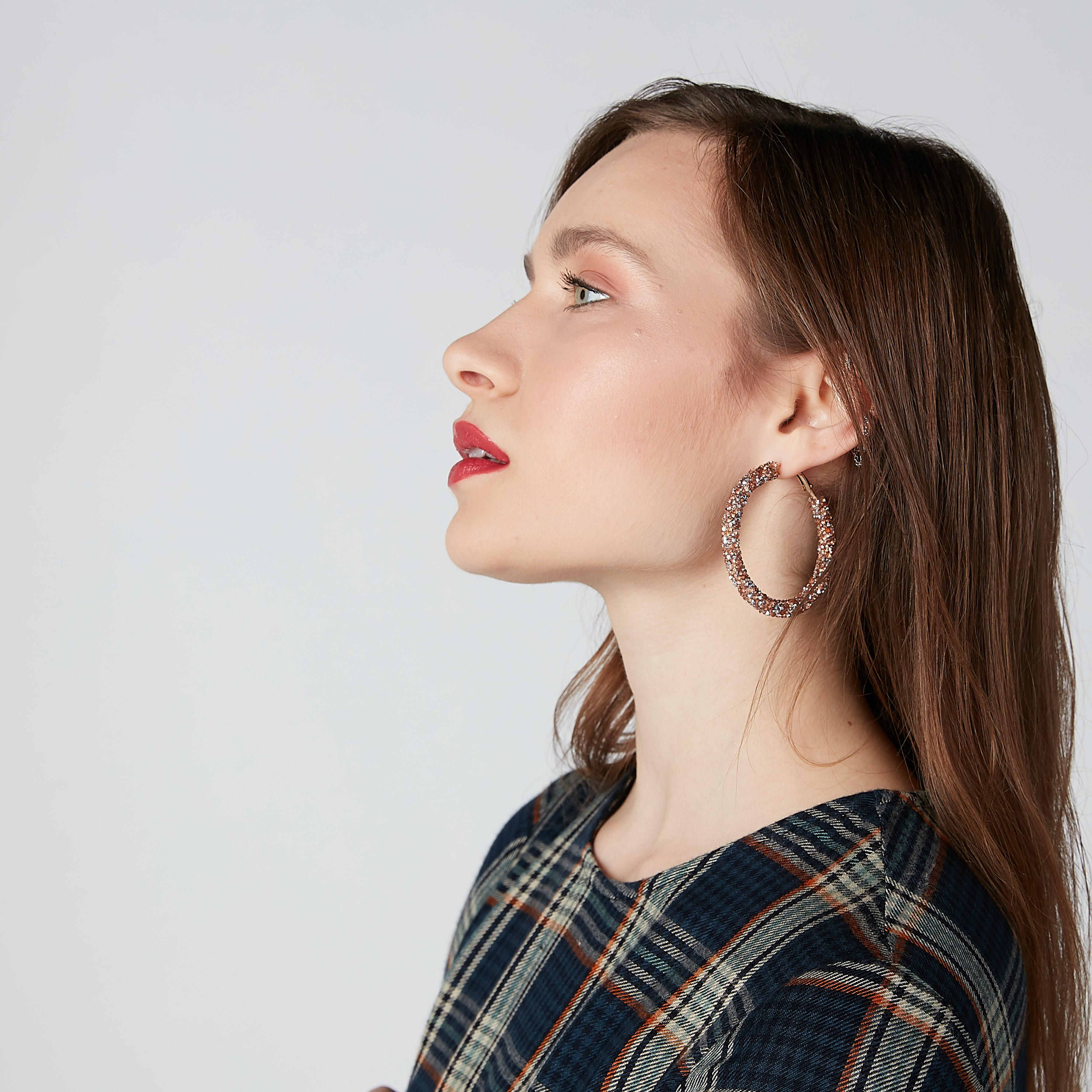 أقراط حلقية مرصّعة بقفل إغلاق-women-watchesandjewellery-jewellery-earrings-image-2