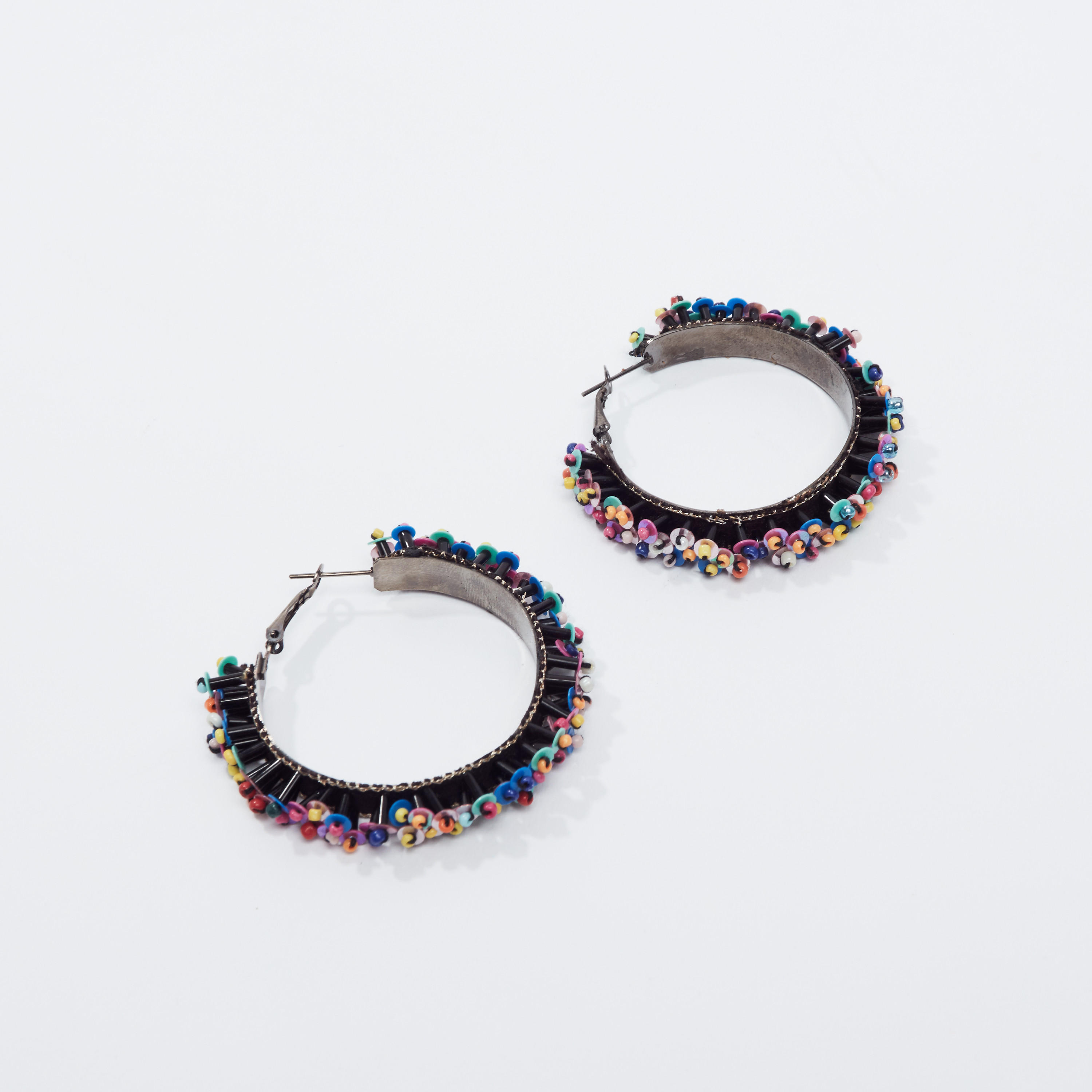 أقراط بدلّاية مستديرة وتفاصيل ترتر-women-watchesandjewellery-jewellery-earrings-image-1