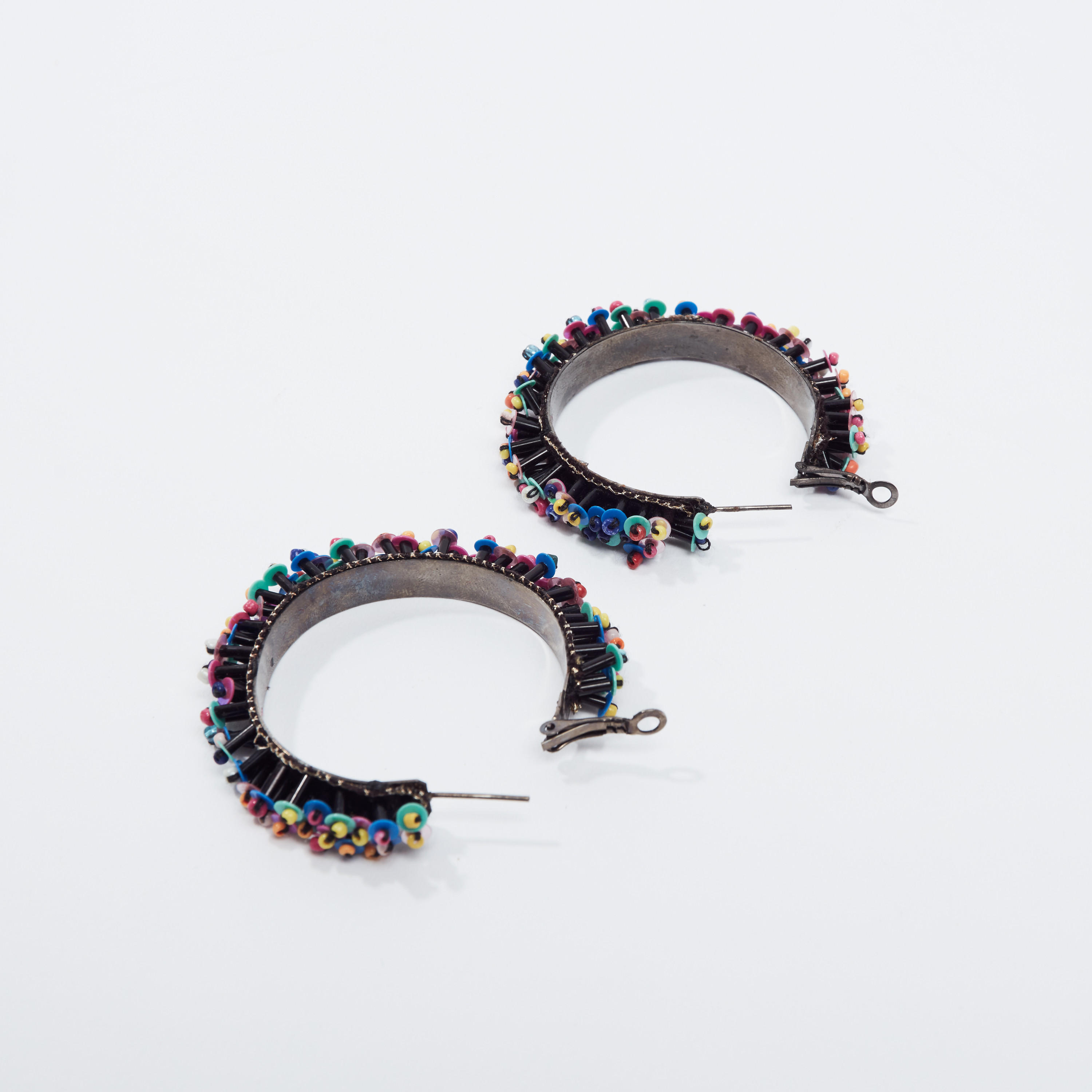 أقراط بدلّاية مستديرة وتفاصيل ترتر-women-watchesandjewellery-jewellery-earrings-image-3