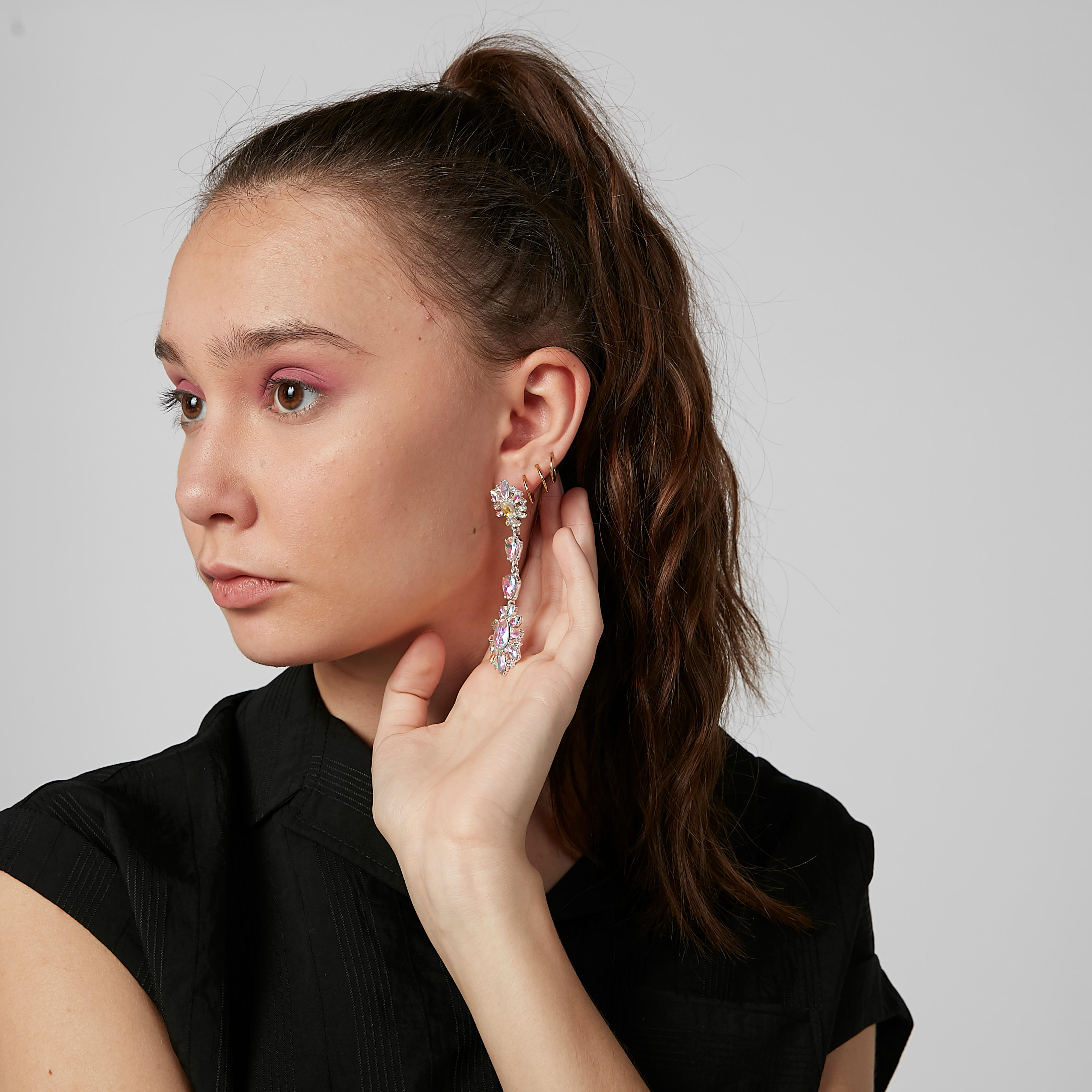 أقراط متدليّة مرصّعة بمكبس إغلاق-women-watchesandjewellery-jewellery-earrings-image-2