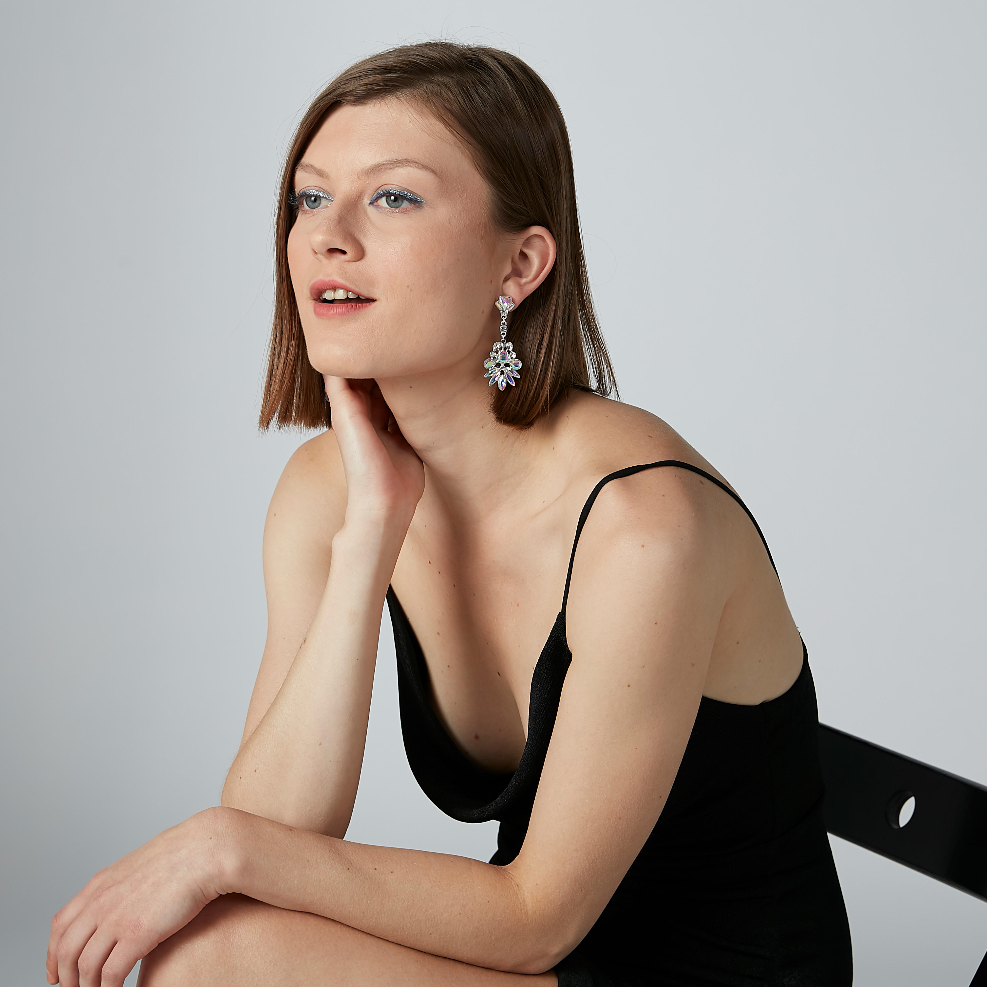 أقراط متدليّة مرصّعة بمكبس إغلاق-women-watchesandjewellery-jewellery-earrings-image-2