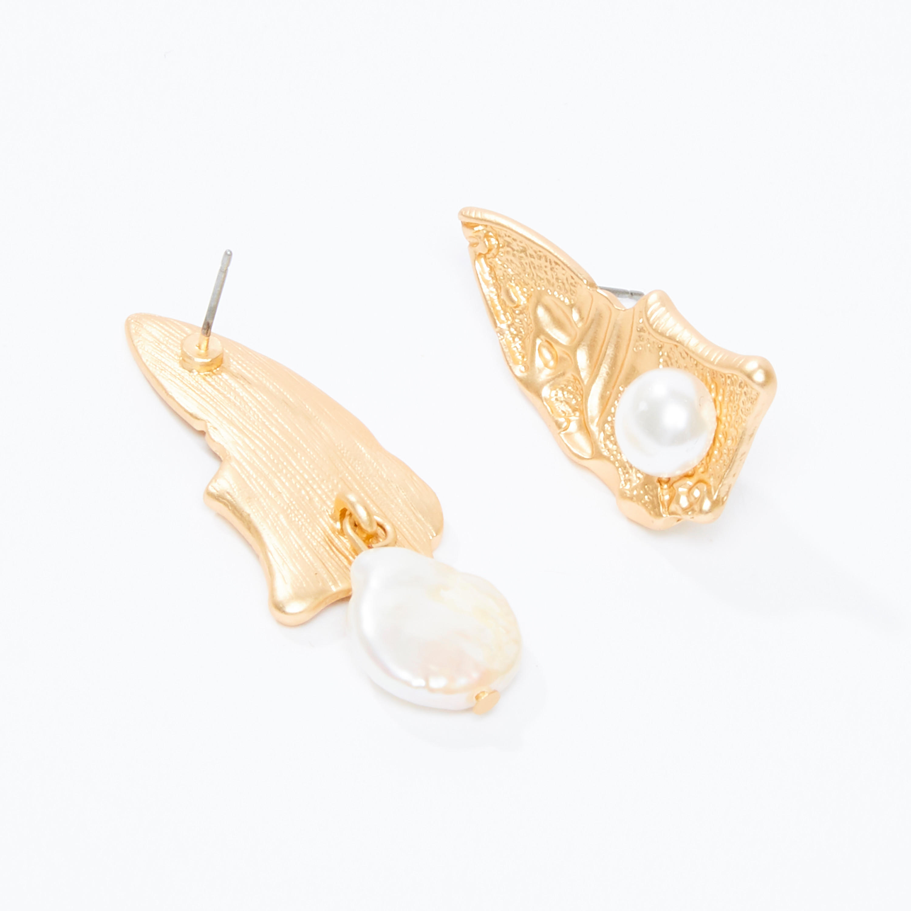 أقراط متدليّة بتفاصيل لؤلؤ ومكبس إغلاق-women-watchesandjewellery-jewellery-earrings-image-1