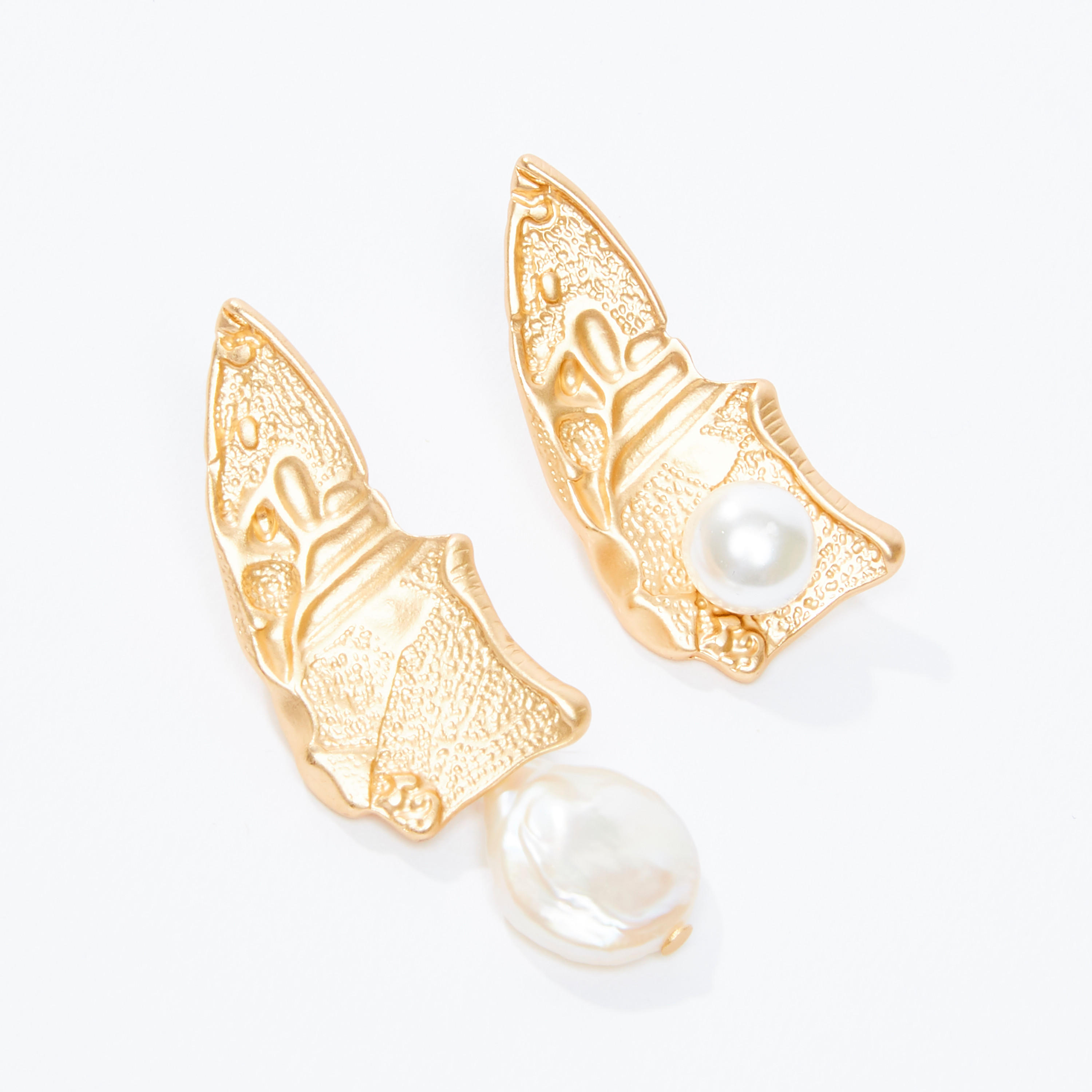 أقراط متدليّة بتفاصيل لؤلؤ ومكبس إغلاق-women-watchesandjewellery-jewellery-earrings-image-3