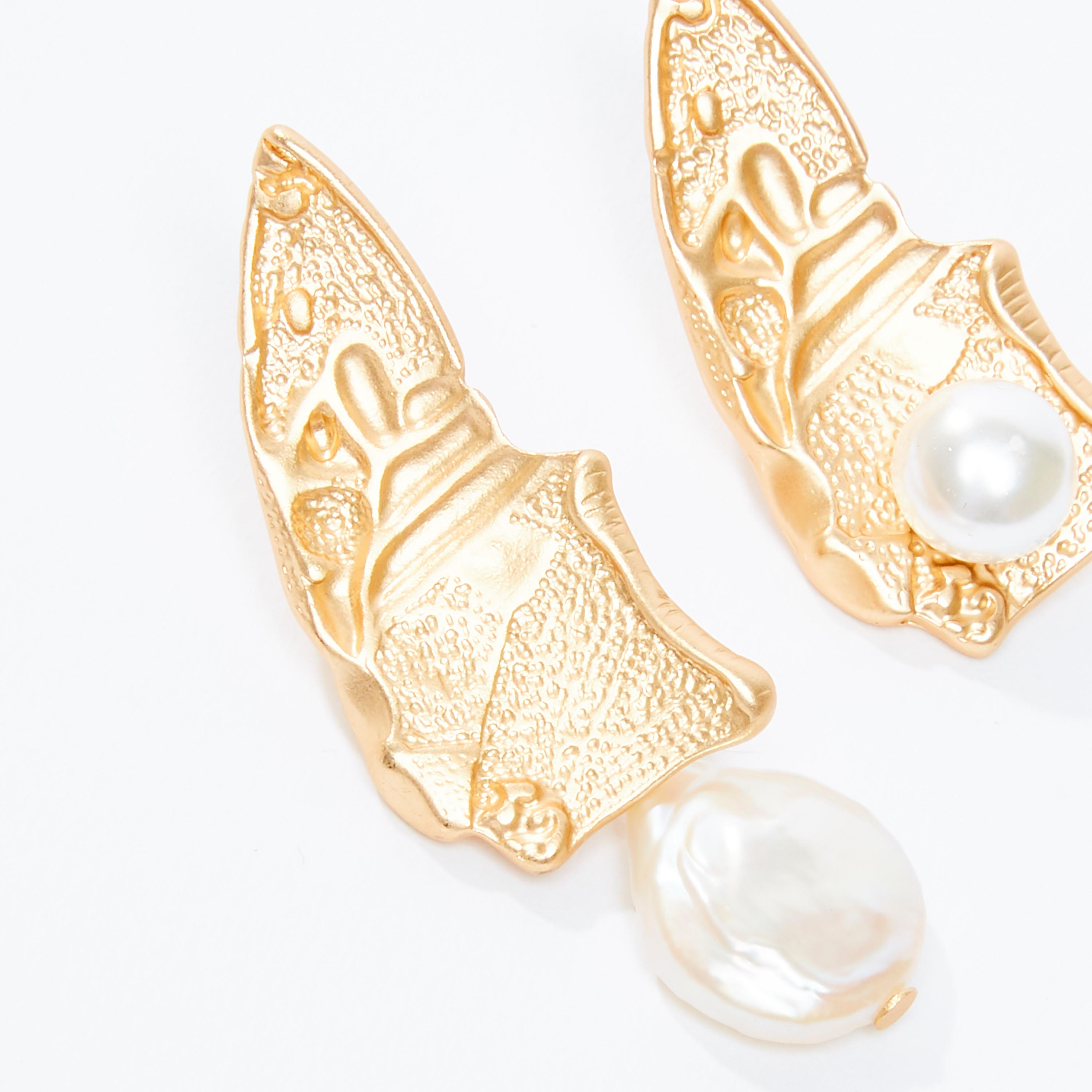 أقراط متدليّة بتفاصيل لؤلؤ ومكبس إغلاق-women-watchesandjewellery-jewellery-earrings-image-4