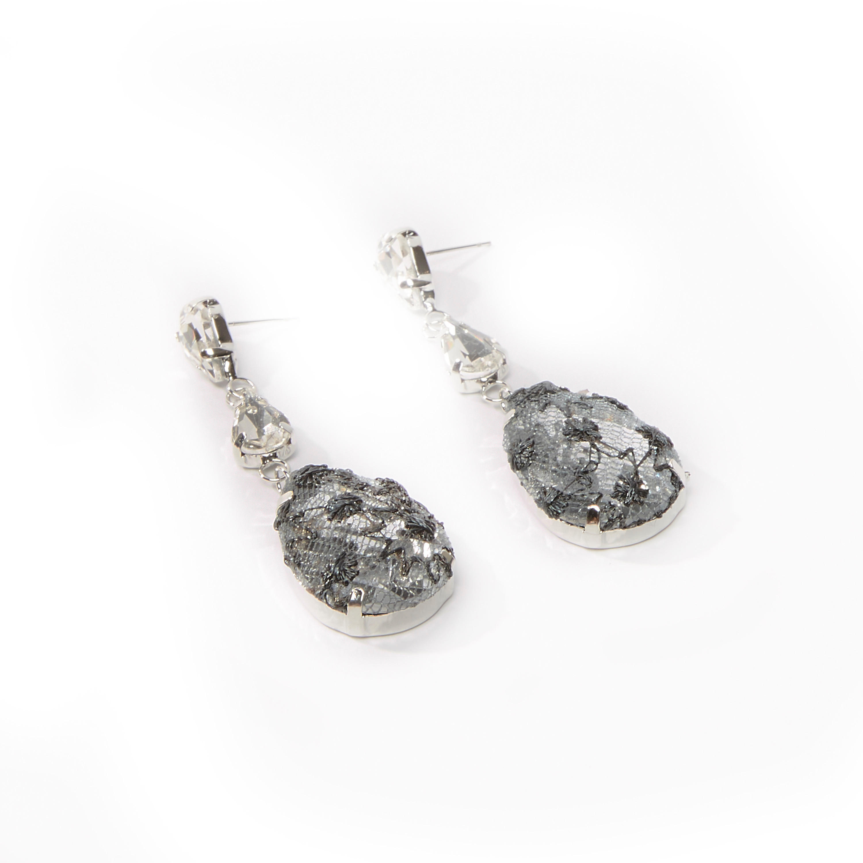 أقراط بدلّاية مزينة بمكبس إغلاق-women-watchesandjewellery-jewellery-earrings-image-1