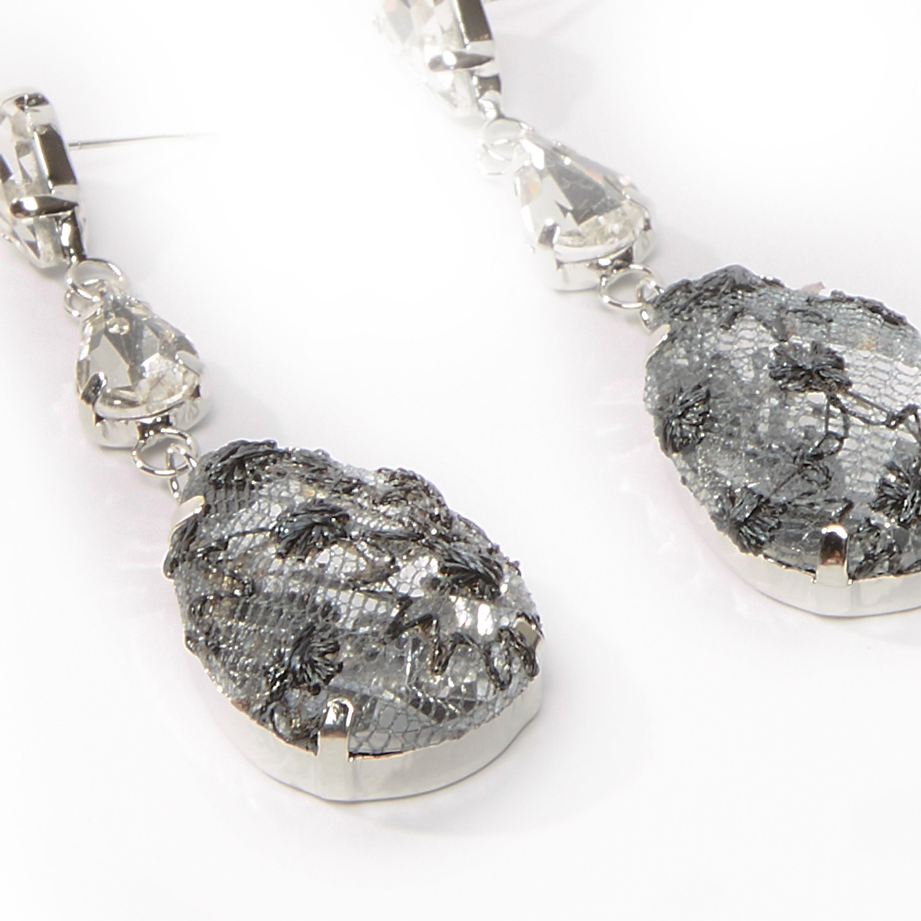 أقراط بدلّاية مزينة بمكبس إغلاق-women-watchesandjewellery-jewellery-earrings-image-4