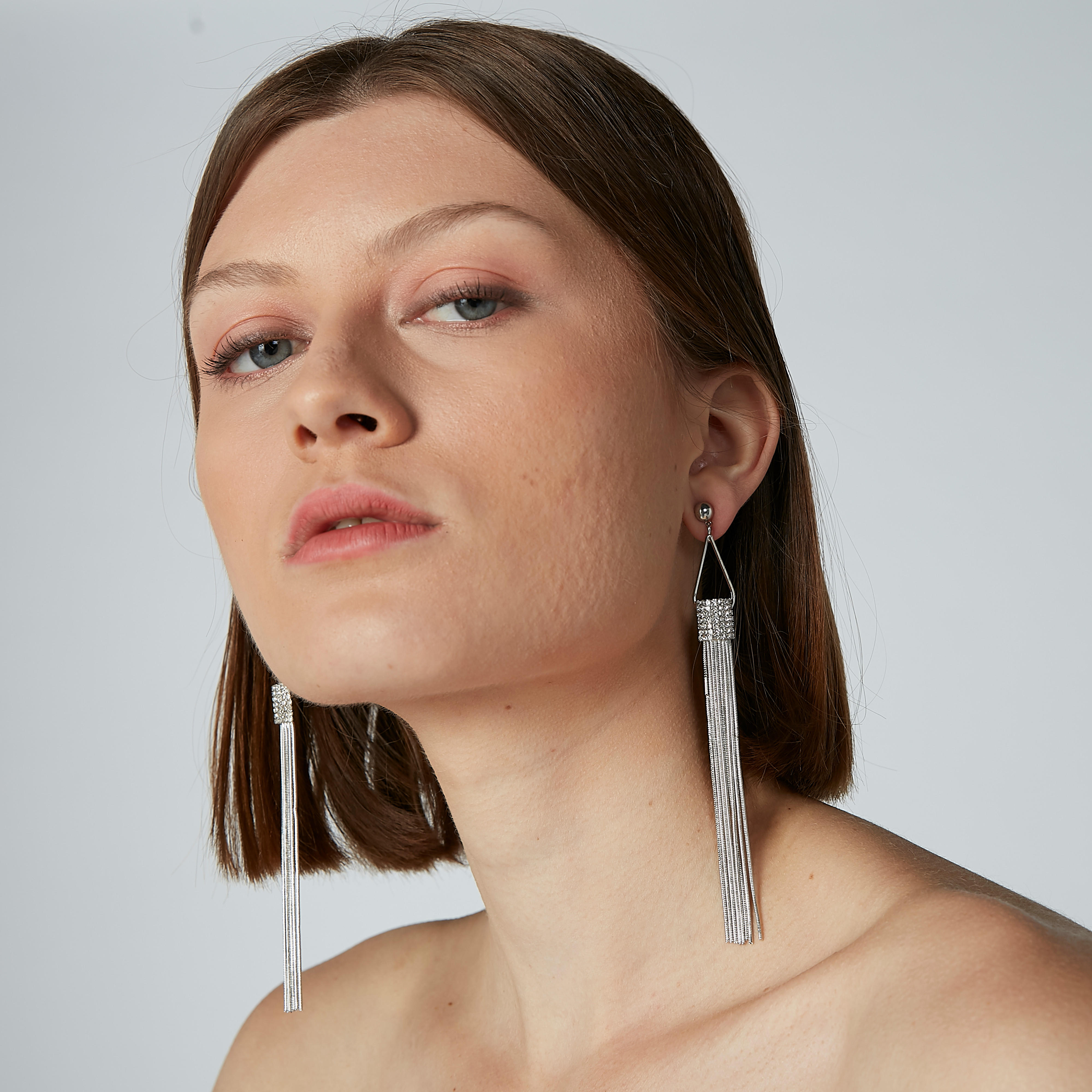 أقراط متدليّة مرصّعة بمكبس إغلاق-women-watchesandjewellery-jewellery-earrings-image-3
