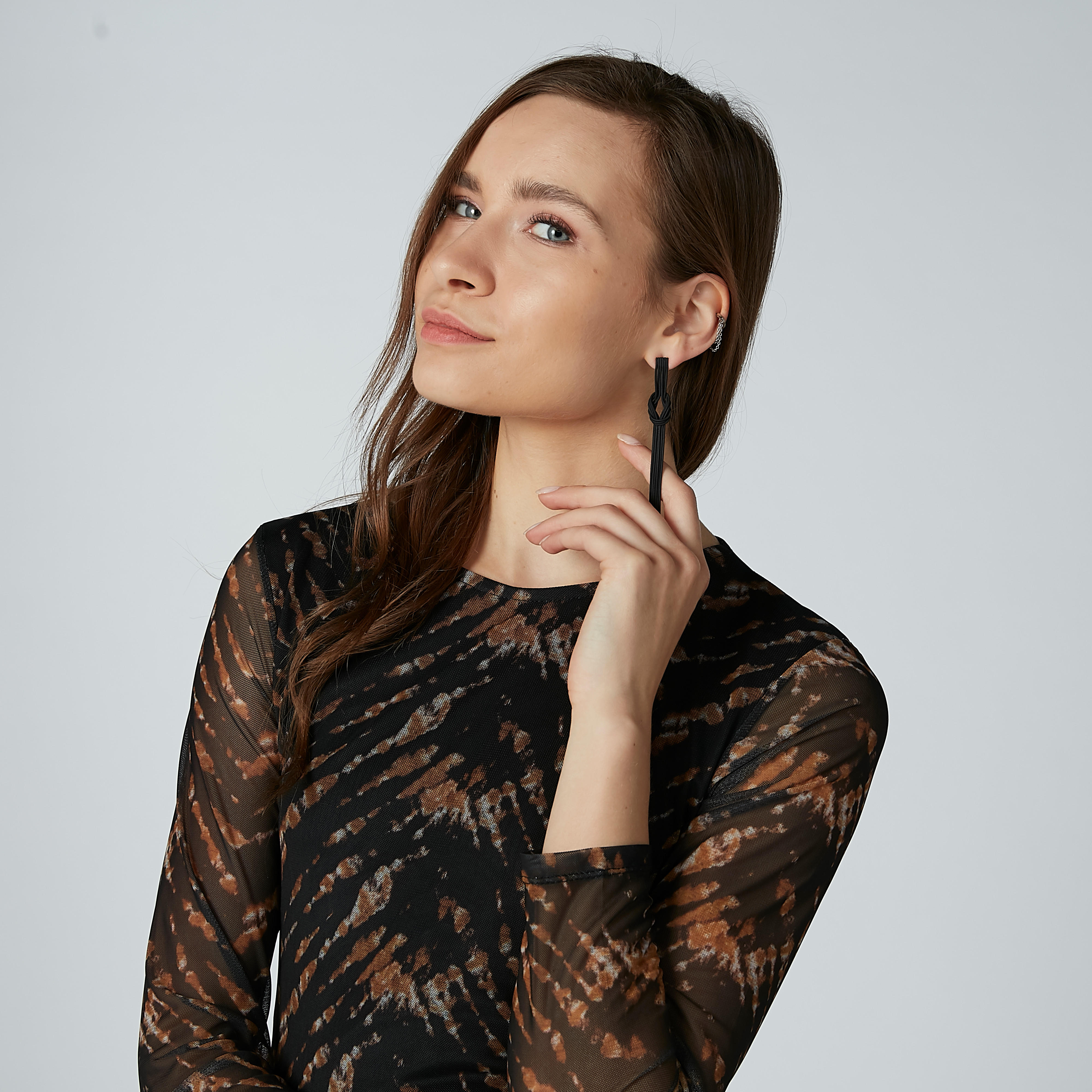 أقراط متدليّة بتفاصيل معقودة ومكبس إغلاق-women-watchesandjewellery-jewellery-earrings-image-2