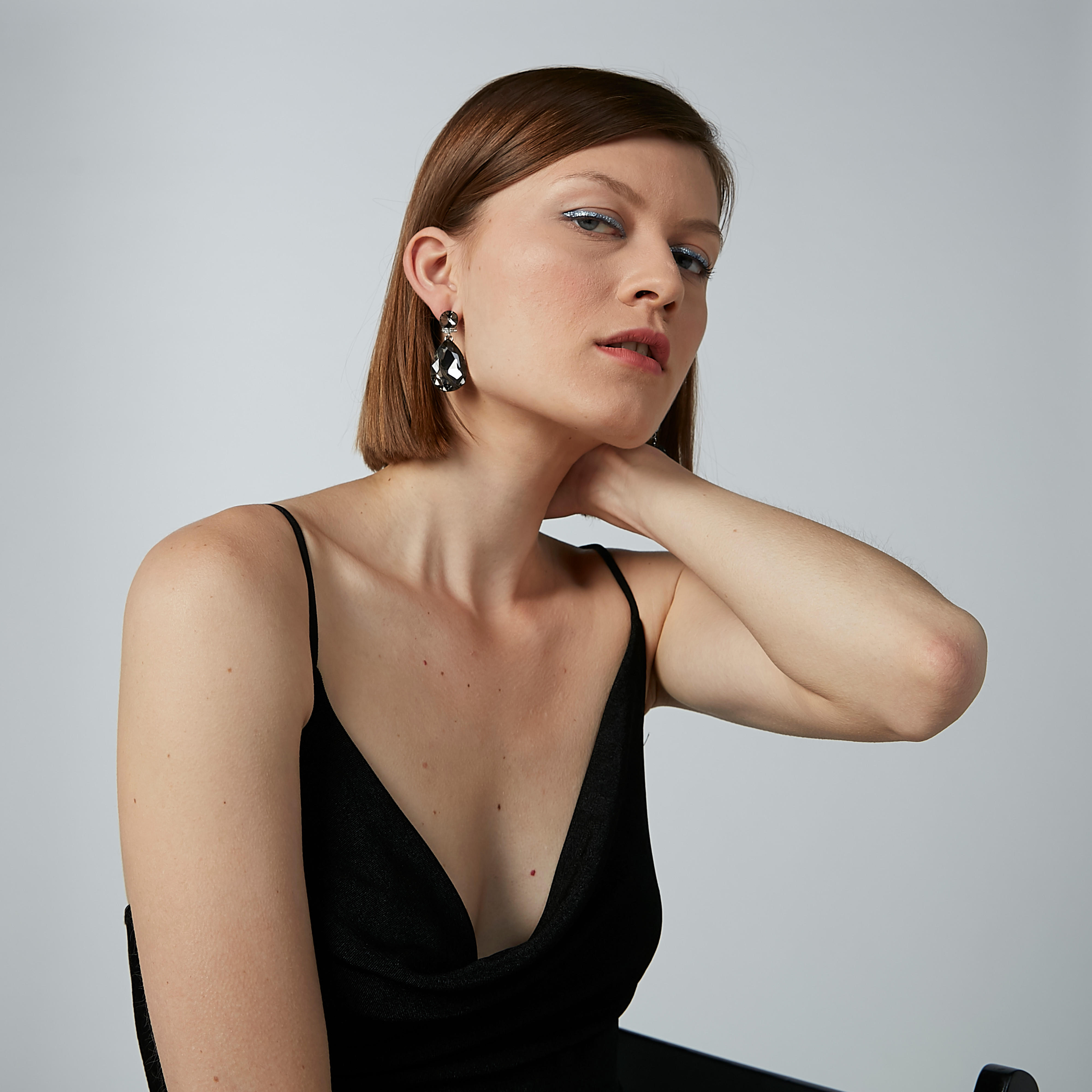 أقراط متدليّة مرصّعة بمكبس إغلاق-women-watchesandjewellery-jewellery-earrings-image-3