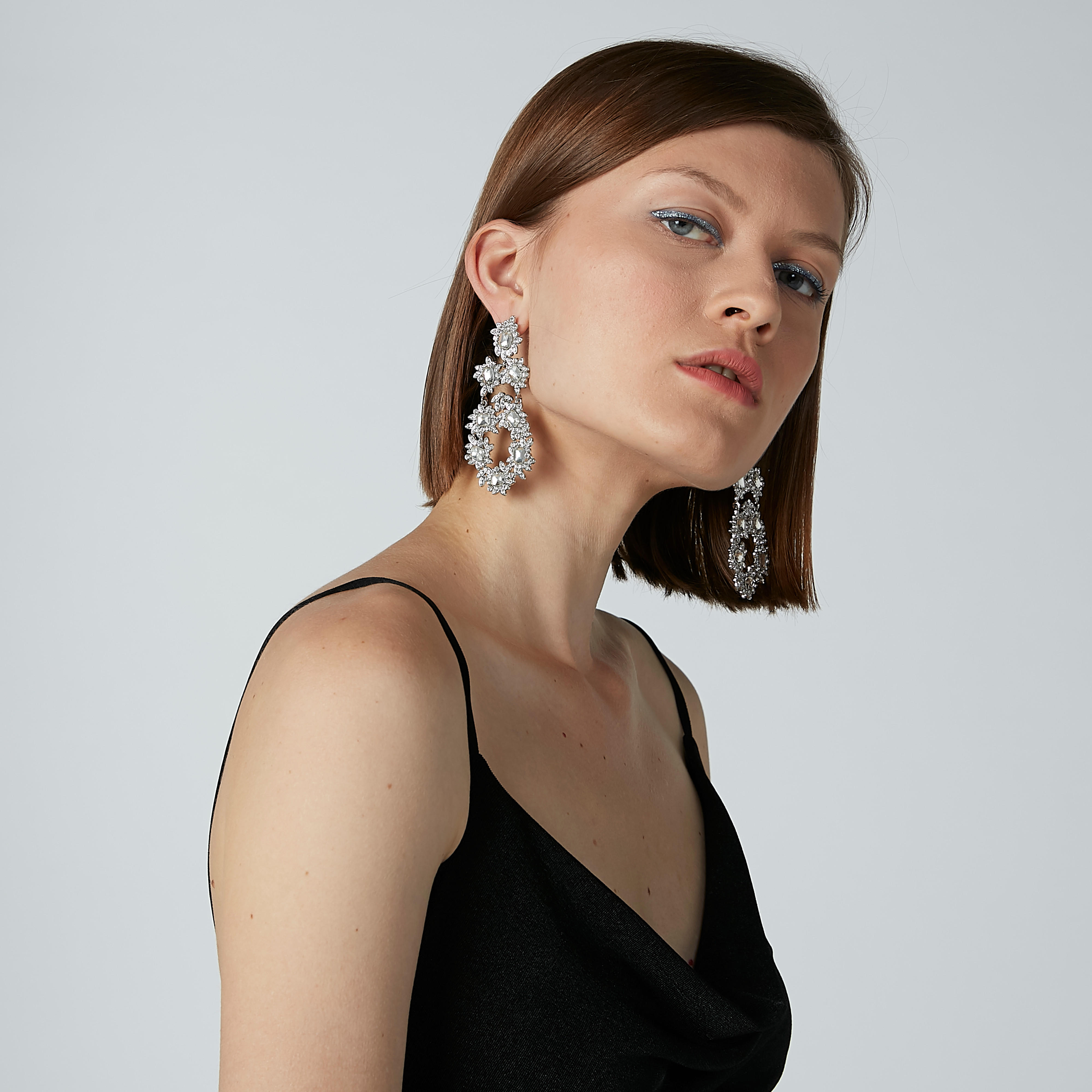 أقراط متدليّة مرصّعة بمكبس إغلاق-women-watchesandjewellery-jewellery-earrings-image-2