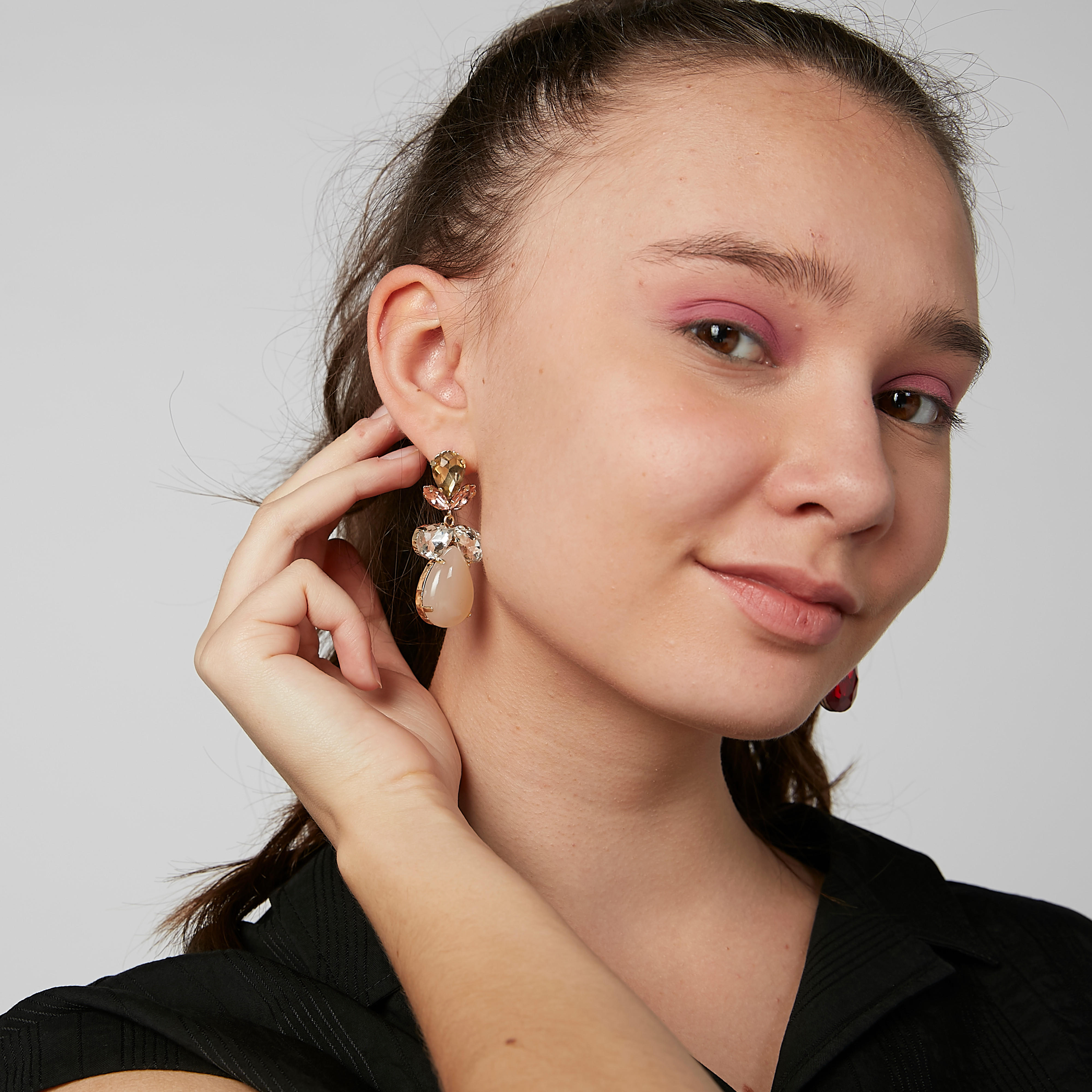 أقراط متدليّة مرصّعة بمكبس إغلاق-women-watchesandjewellery-jewellery-earrings-image-3