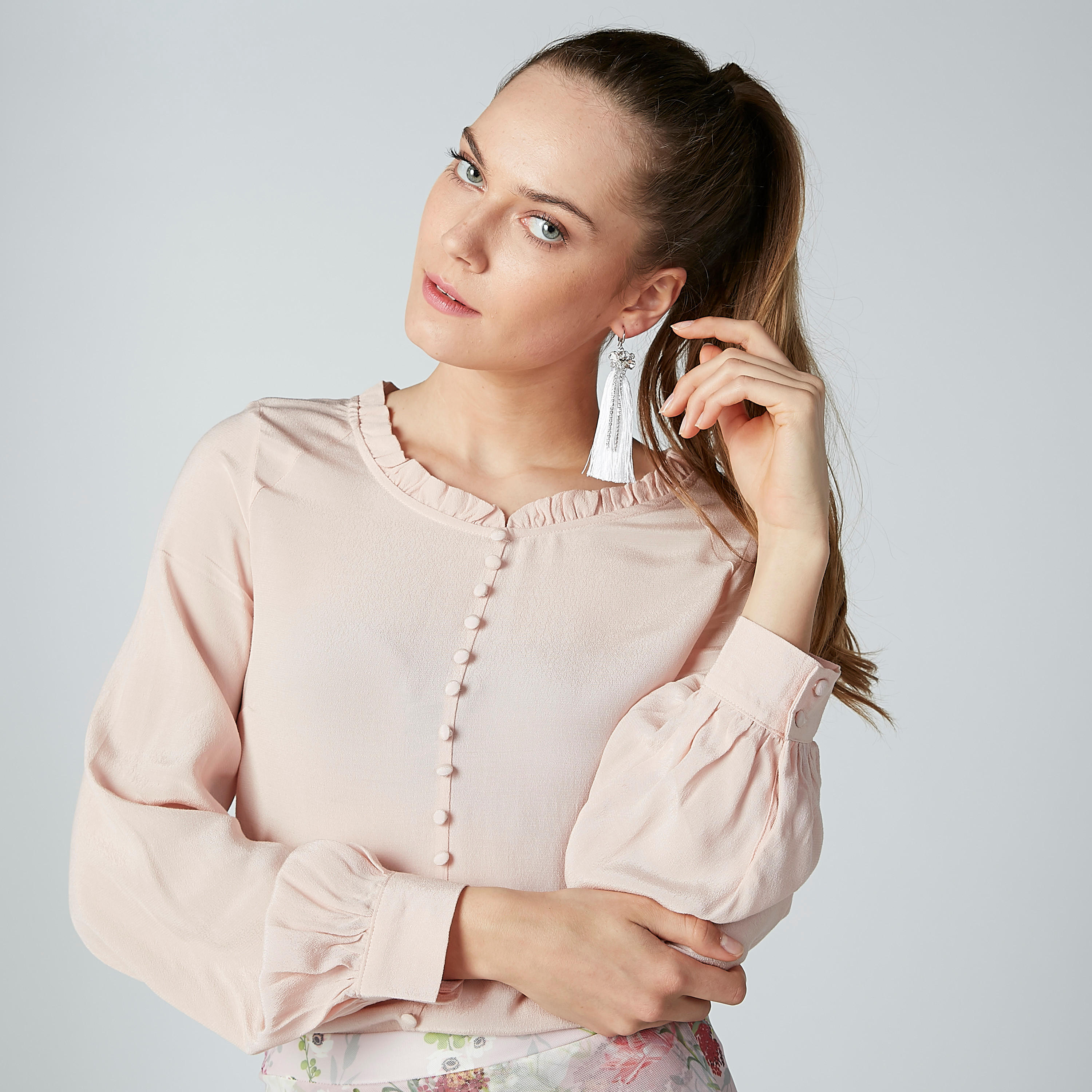 أقراط متدلية بتفاصيل مرصّعة وشرّابات وخطّاف إغلاق-women-watchesandjewellery-jewellery-earrings-image-2