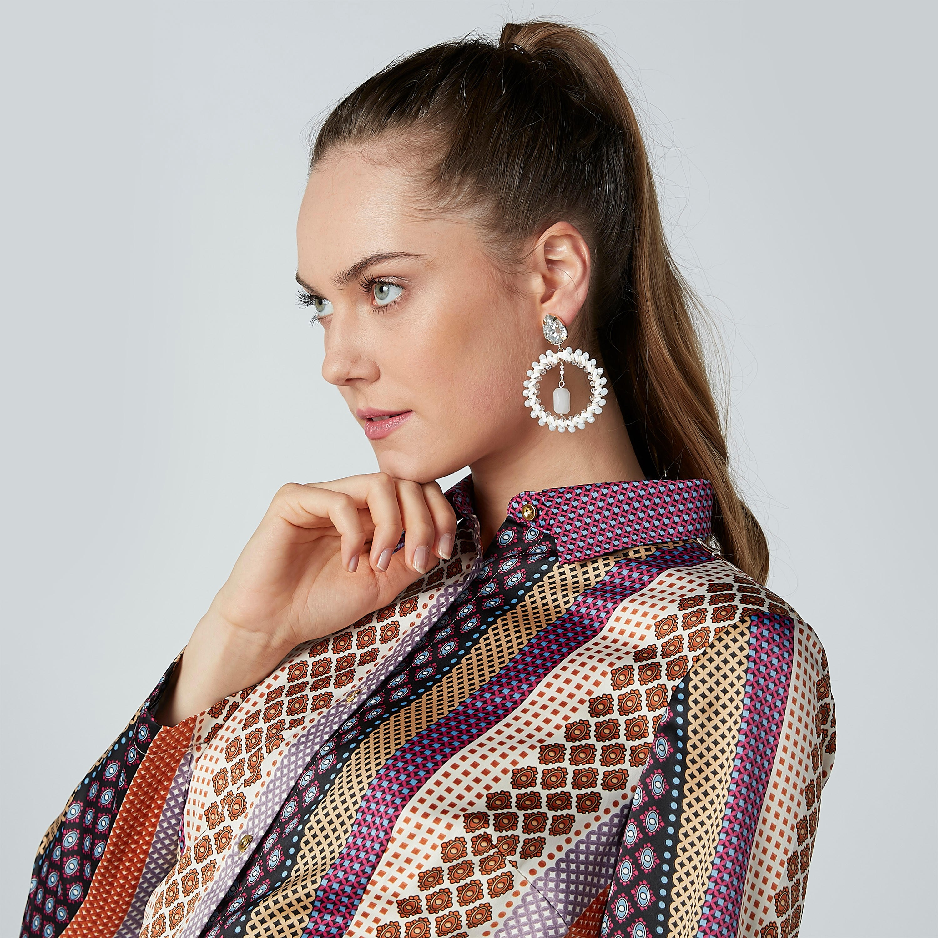 أقراط متدليّة مرصّعة بمكبس إغلاق-women-watchesandjewellery-jewellery-earrings-image-2