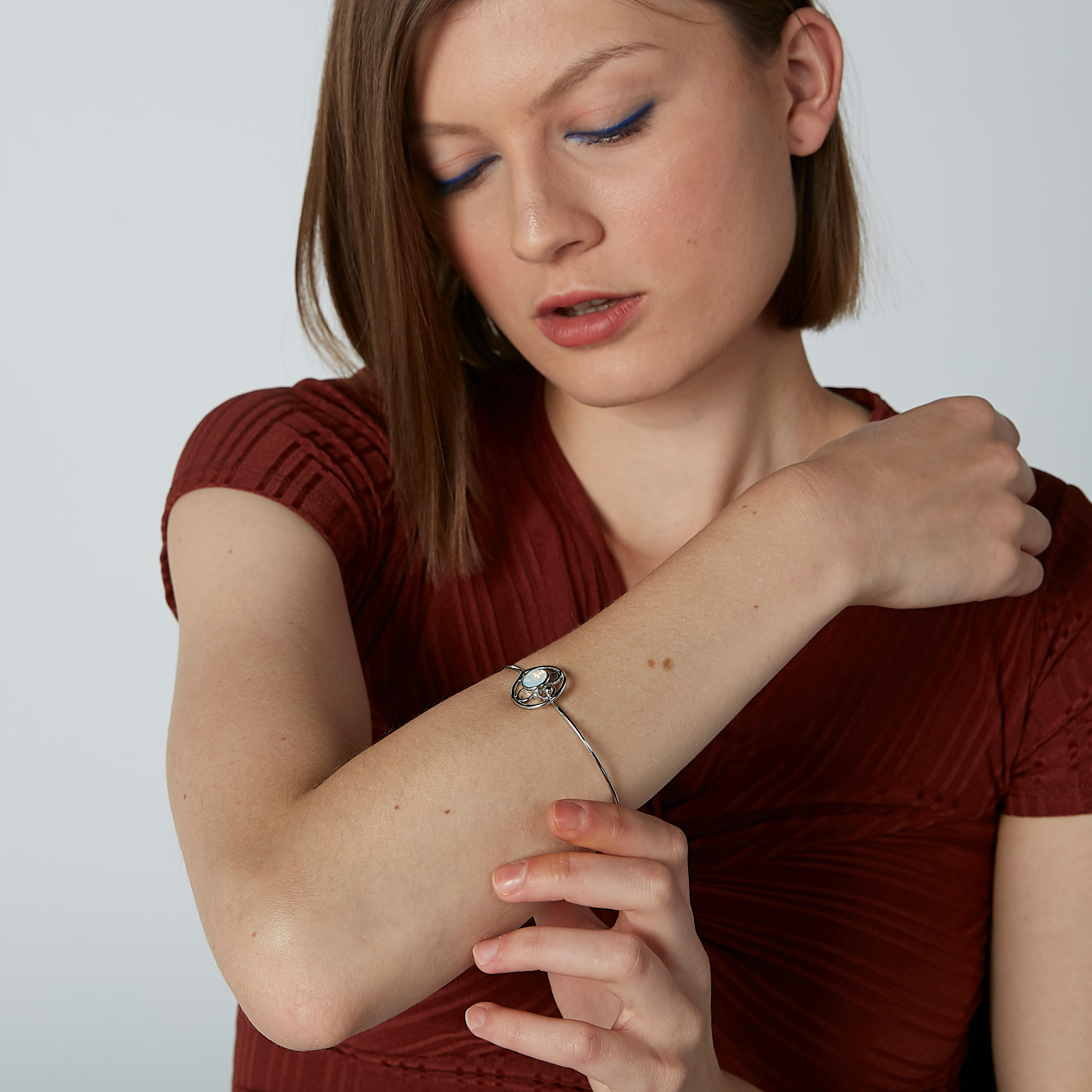 سوار ميتاليك بتفاصيل مرصّعة وخطاف إغلاق-women-watchesandjewellery-jewellery-banglesandbracelets-image-2