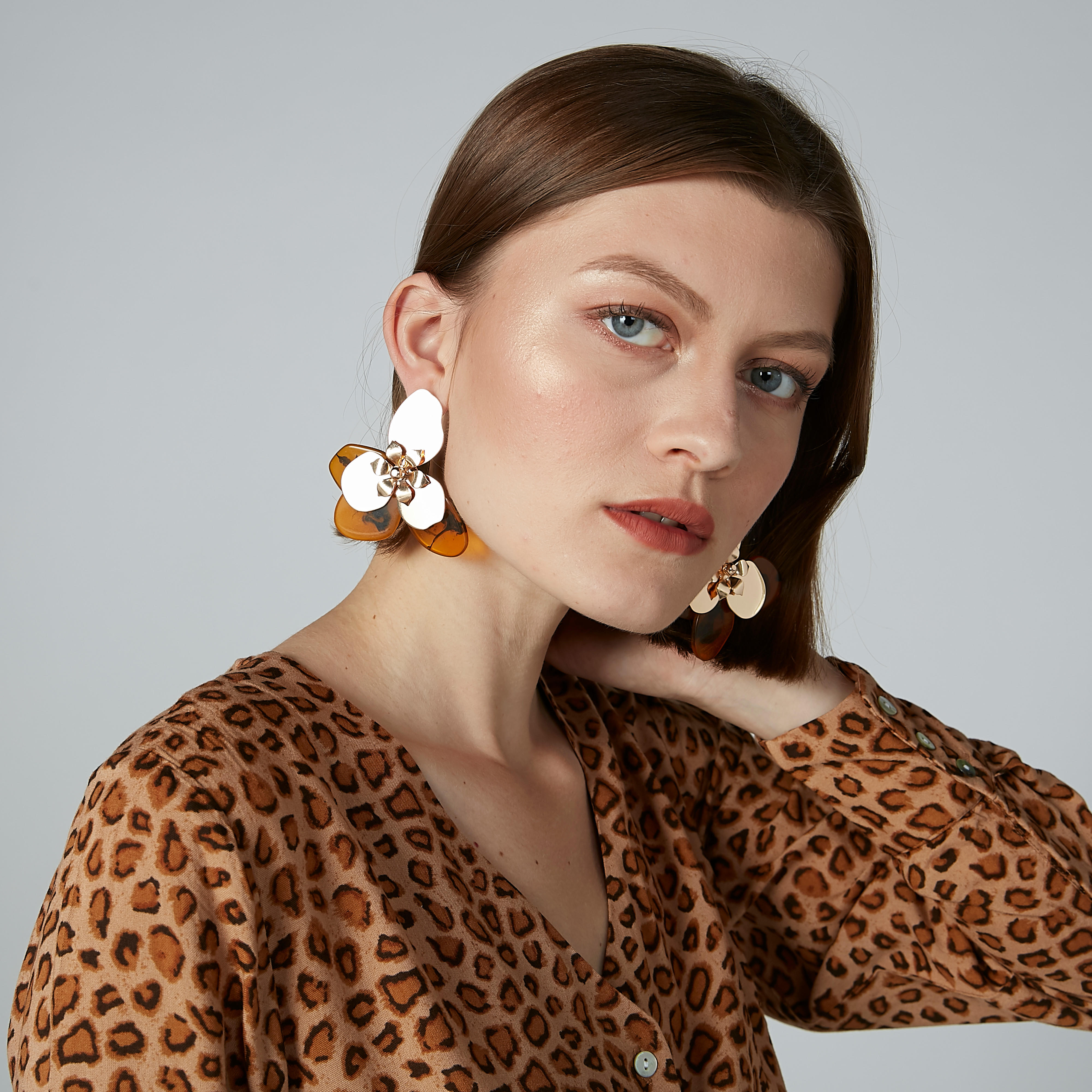 أقراط متدلية بمكبس إغلاق وتزيينات زهرية-women-watchesandjewellery-jewellery-earrings-image-2
