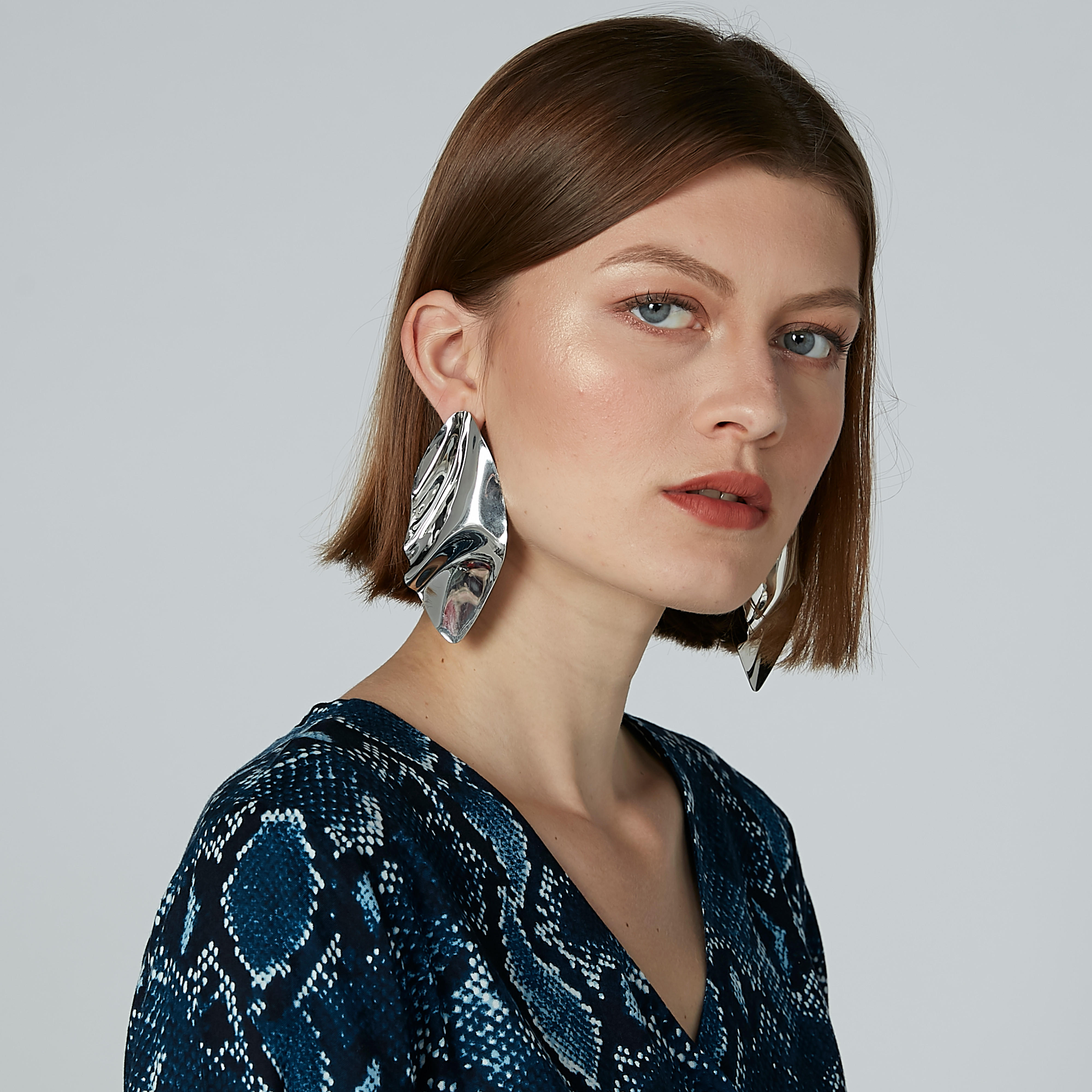 أقراط متدليّة ميتاليك بمكبس إغلاق-women-watchesandjewellery-jewellery-earrings-image-2