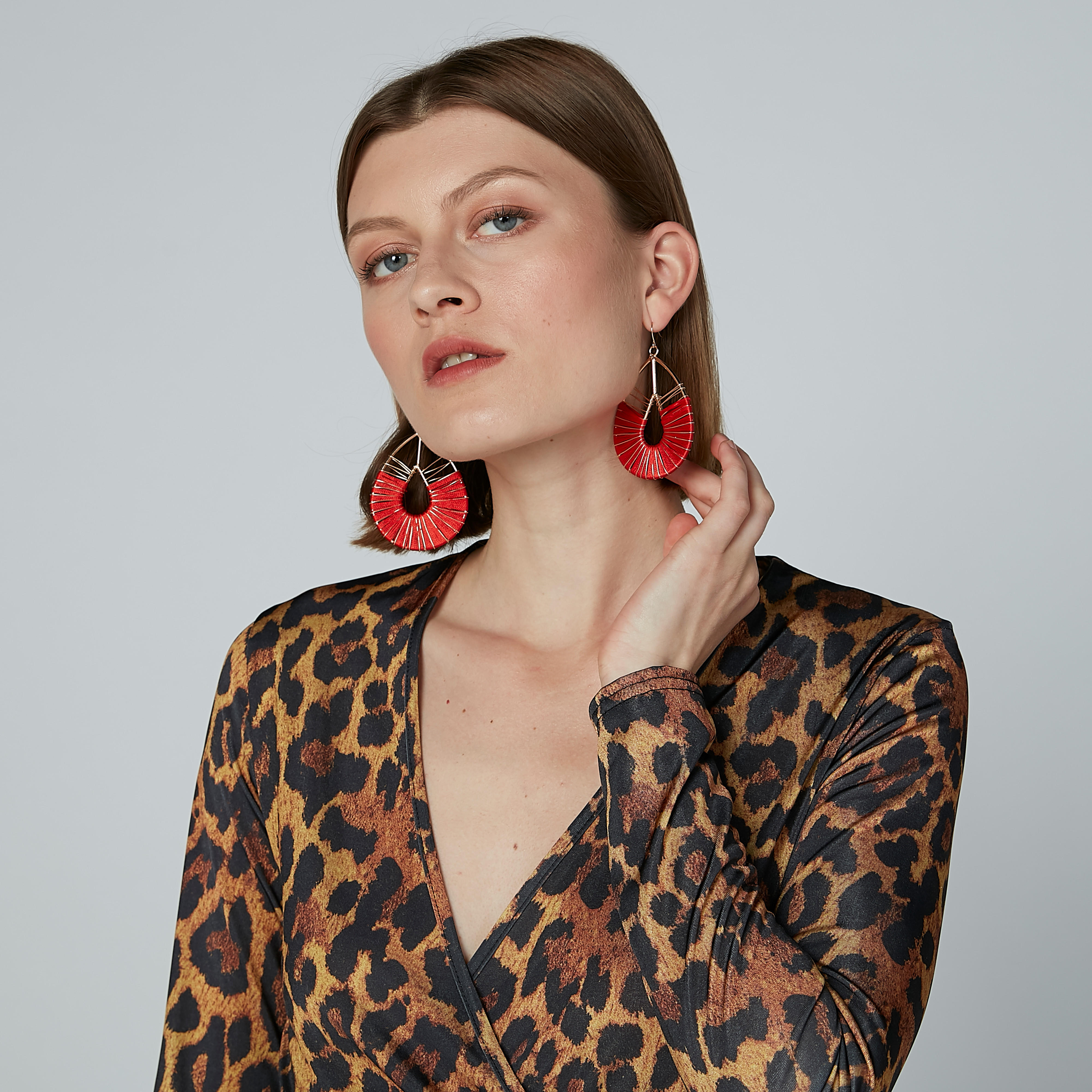 أقراط متدلية على شكل دمعة بقفل بتصميم خطّاف-women-watchesandjewellery-jewellery-earrings-image-3