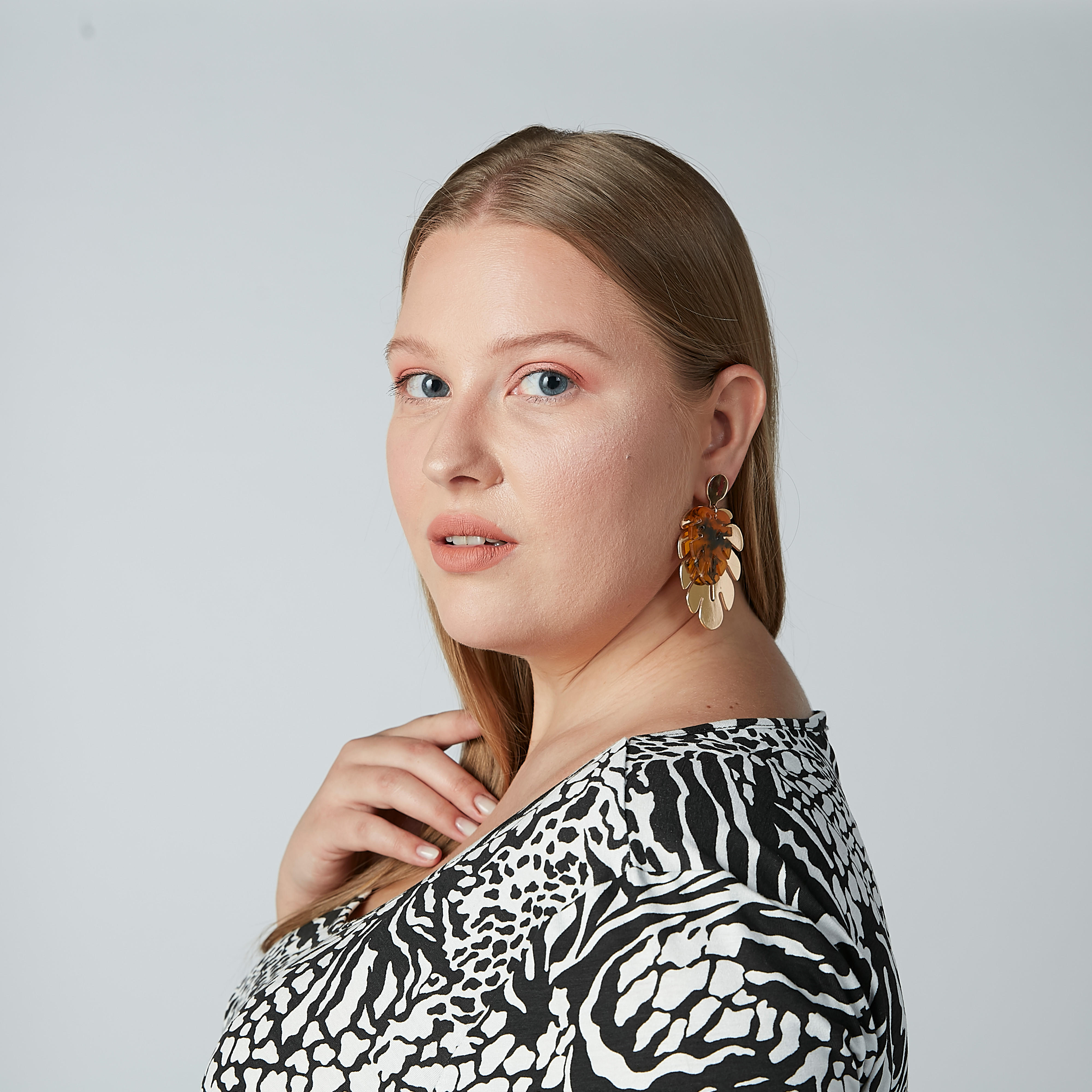 أقراط متدليّة بتفاصيل ميتاليك ومكبس إغلاق-women-watchesandjewellery-jewellery-earrings-image-2