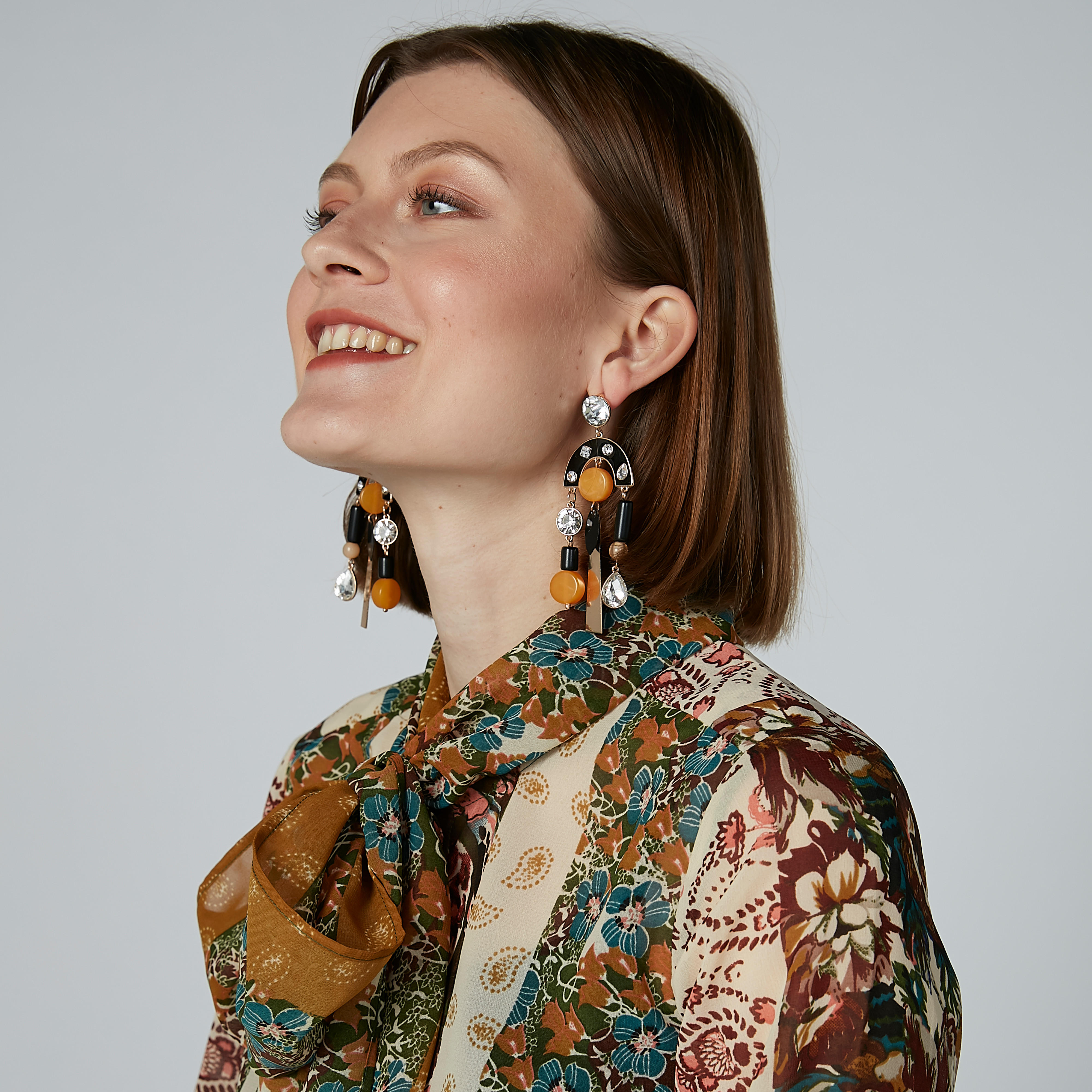 أقراط متدليّة مرصّعة بمكبس إغلاق-women-watchesandjewellery-jewellery-earrings-image-2