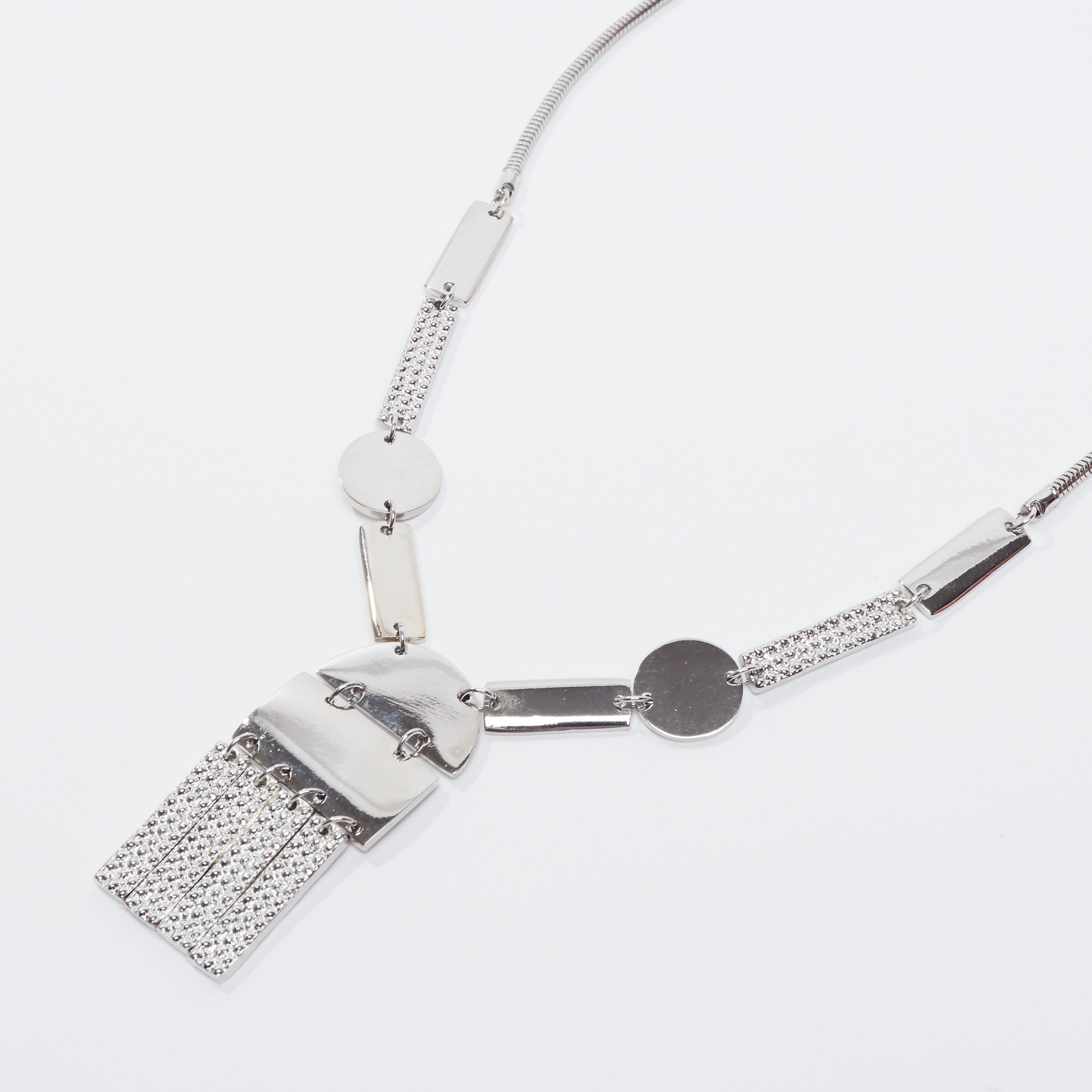 قلادة ميتاليك بتفاصيل مرصّعة ومشبك إغلاق-women-watchesandjewellery-jewellery-necklacesandpendants-image-1