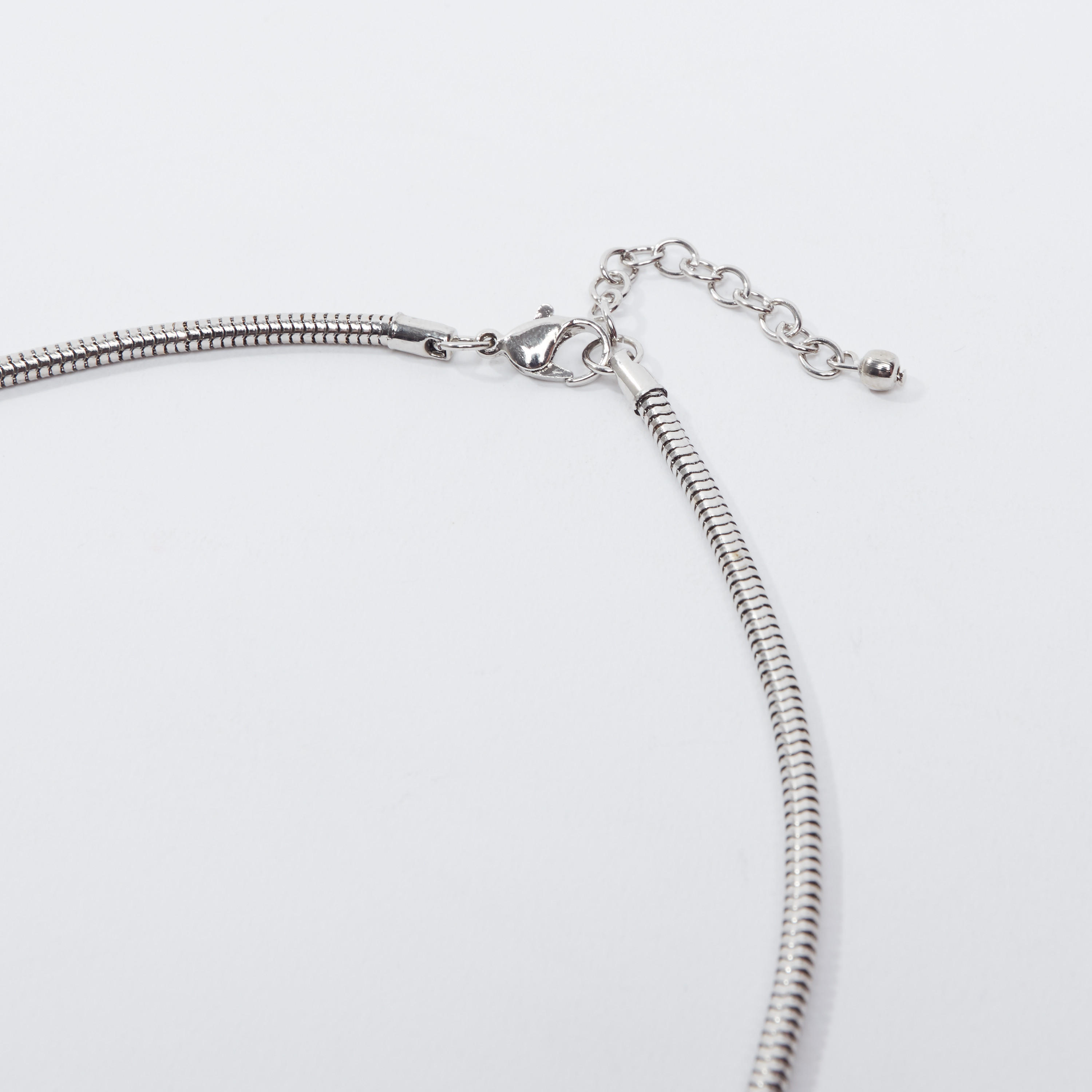 قلادة ميتاليك بتفاصيل مرصّعة ومشبك إغلاق-women-watchesandjewellery-jewellery-necklacesandpendants-image-3