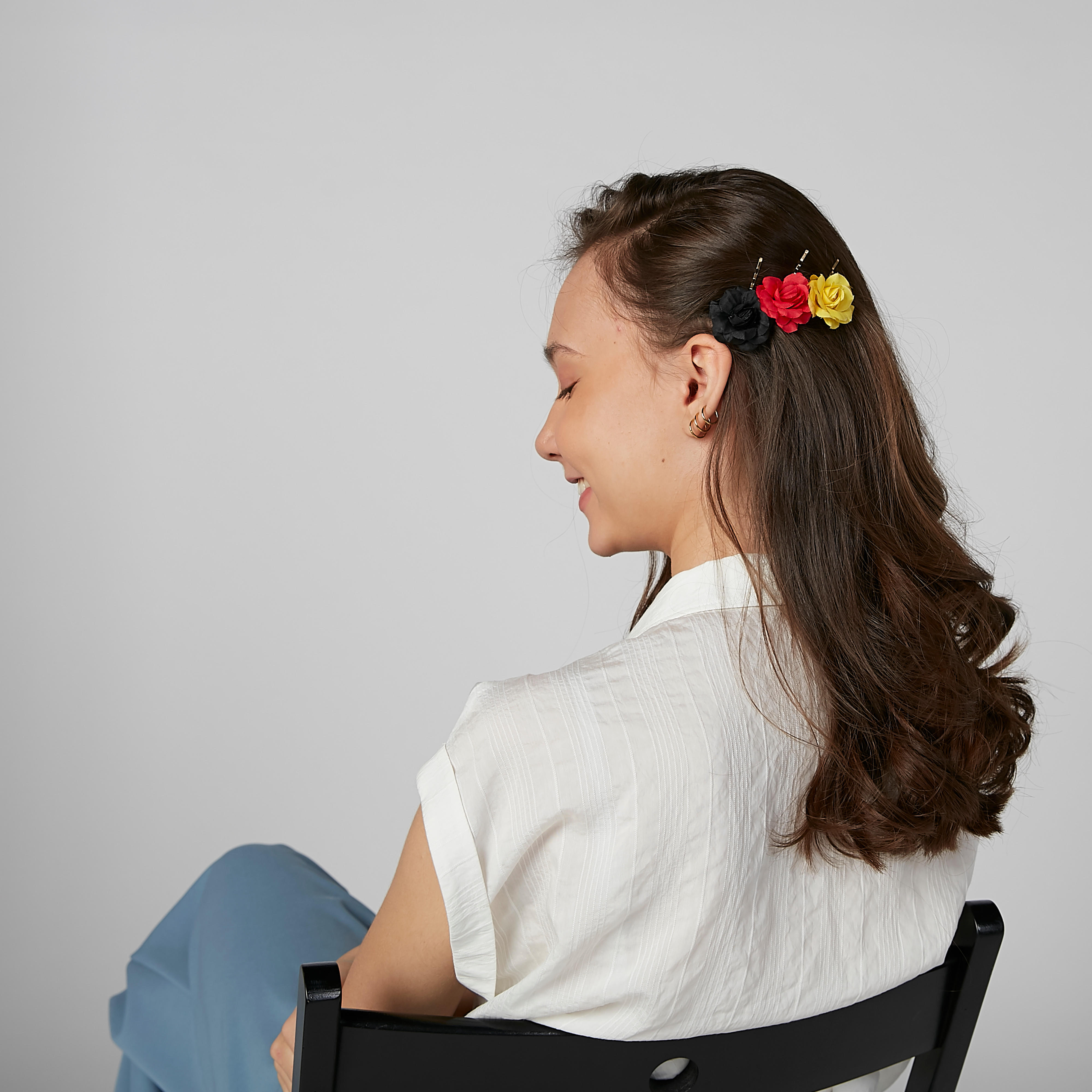 دبوس شعر بطلاء ميتاليك وحلية زهرية - طقم من 3 ىقطع-women-hairaccessories-image-2