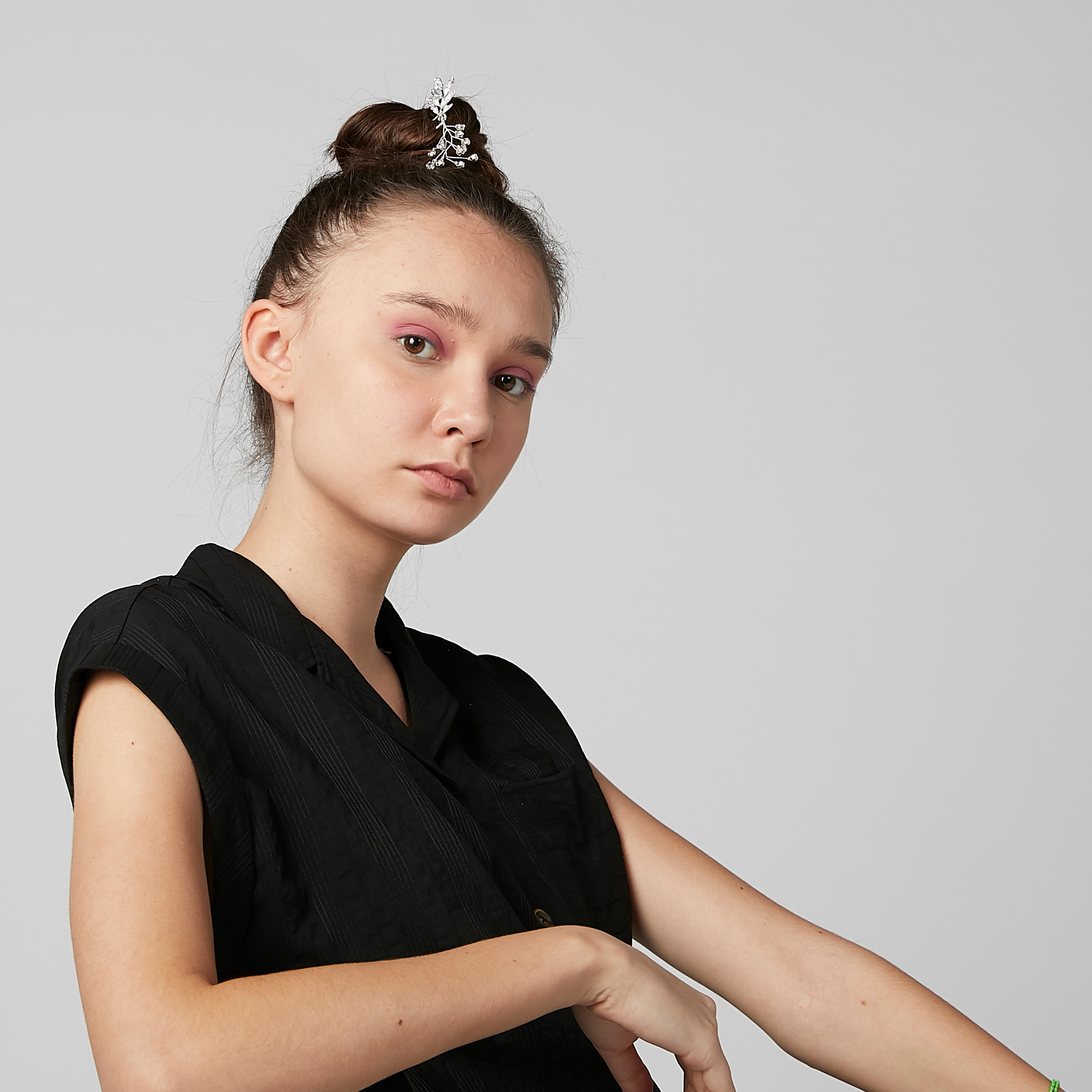 دبوس شعر مرصّع بتزيينات-women-hairaccessories-image-2