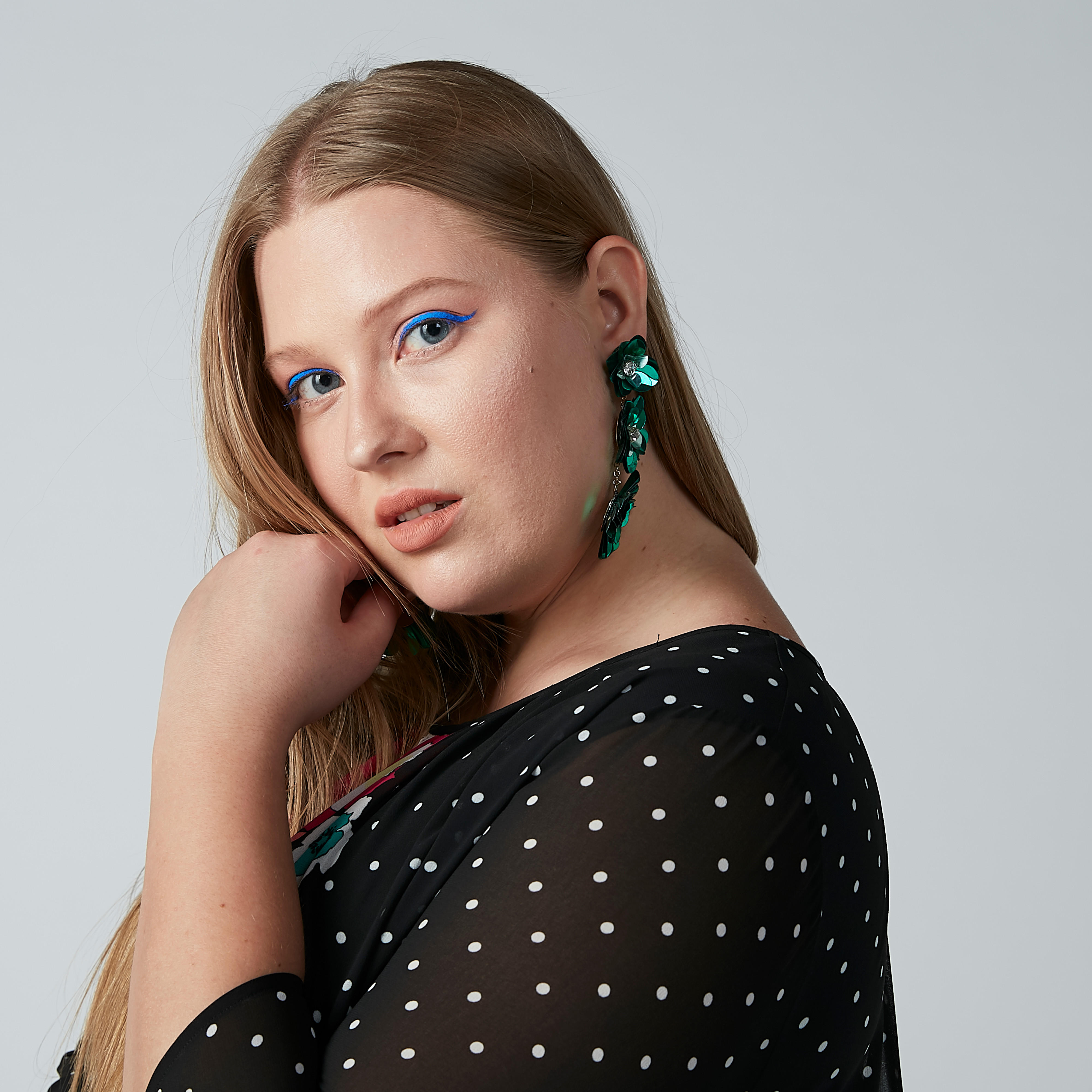 أقراط بدلّاية مزينة بمكبس إغلاق-women-watchesandjewellery-jewellery-earrings-image-3