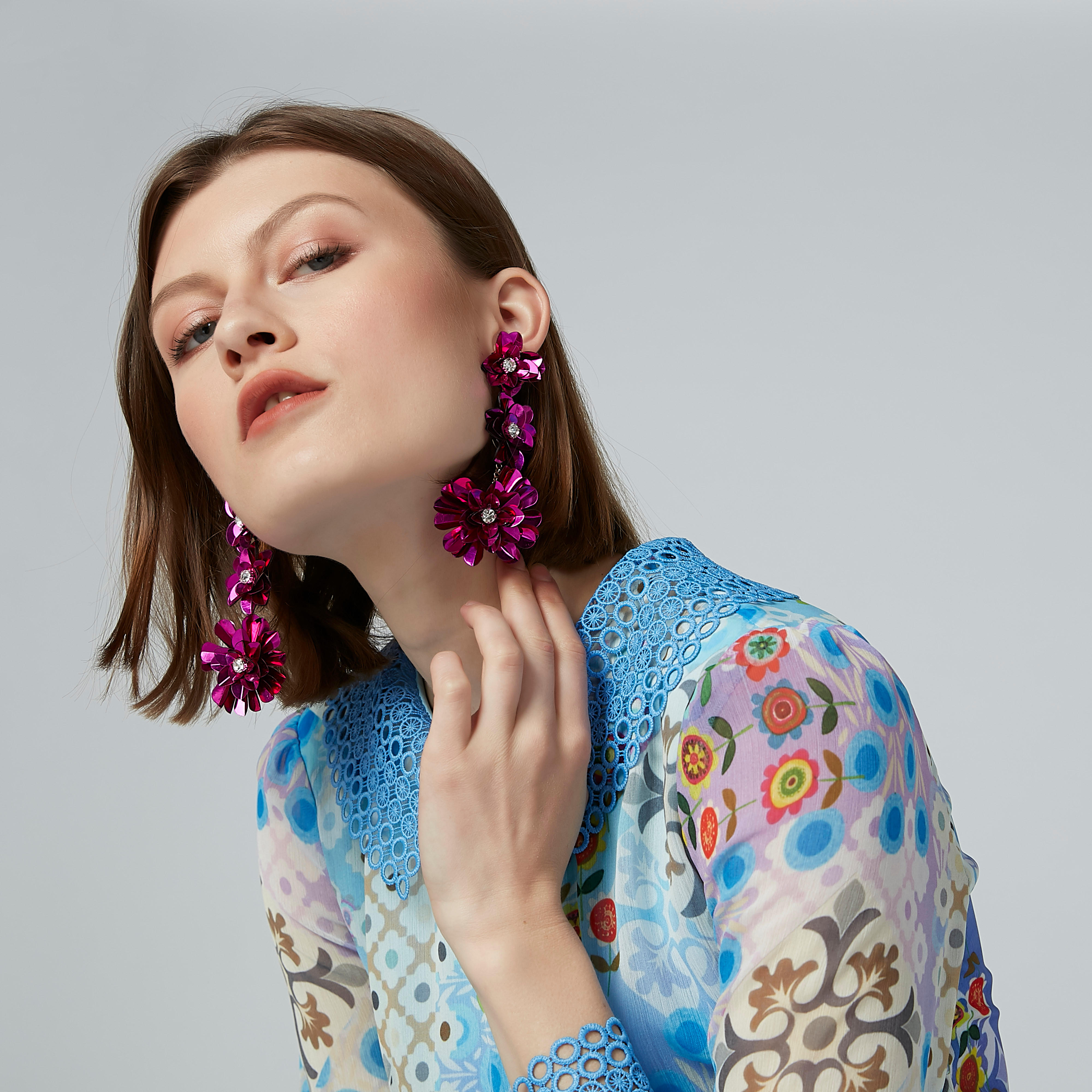 أقراط متدلية بمكبس إغلاق وتفاصيل زهرية-women-watchesandjewellery-jewellery-earrings-image-2