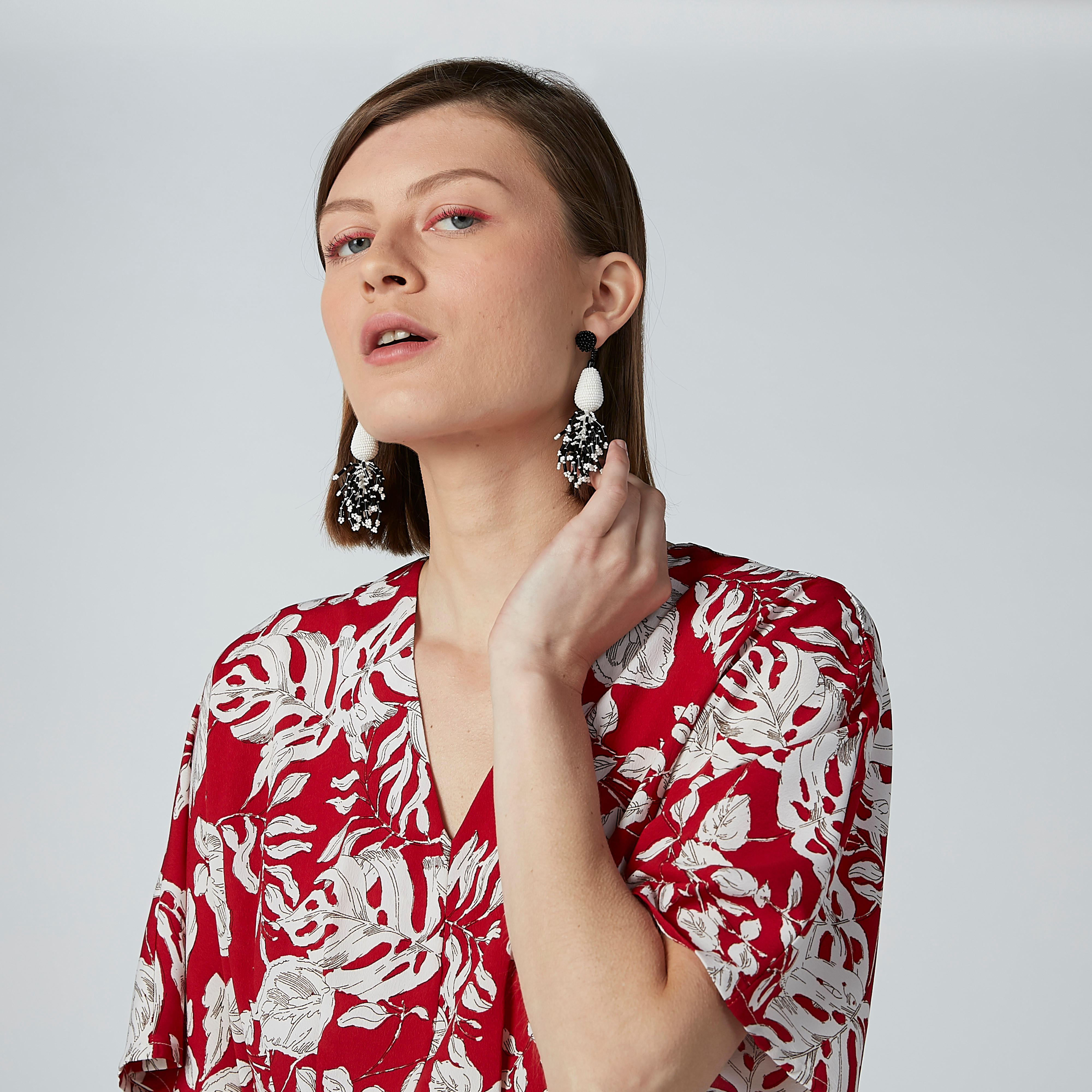 أقراط متدليّة بتفاصيل خرز ومكبس إغلاق-women-watchesandjewellery-jewellery-earrings-image-2