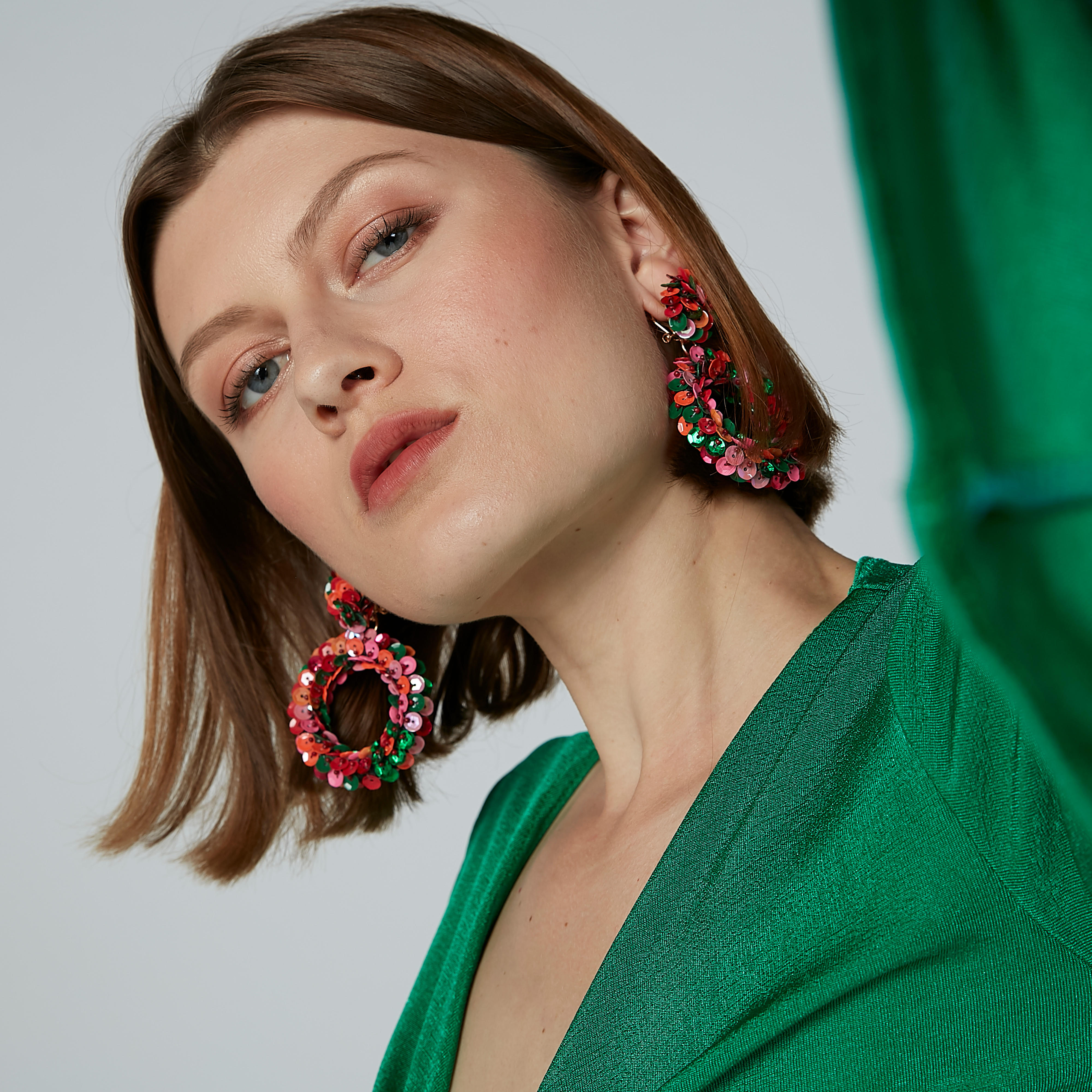 أقراط متدليّة بتفاصيل ترتر ومكبس إغلاق-women-watchesandjewellery-jewellery-earrings-image-2