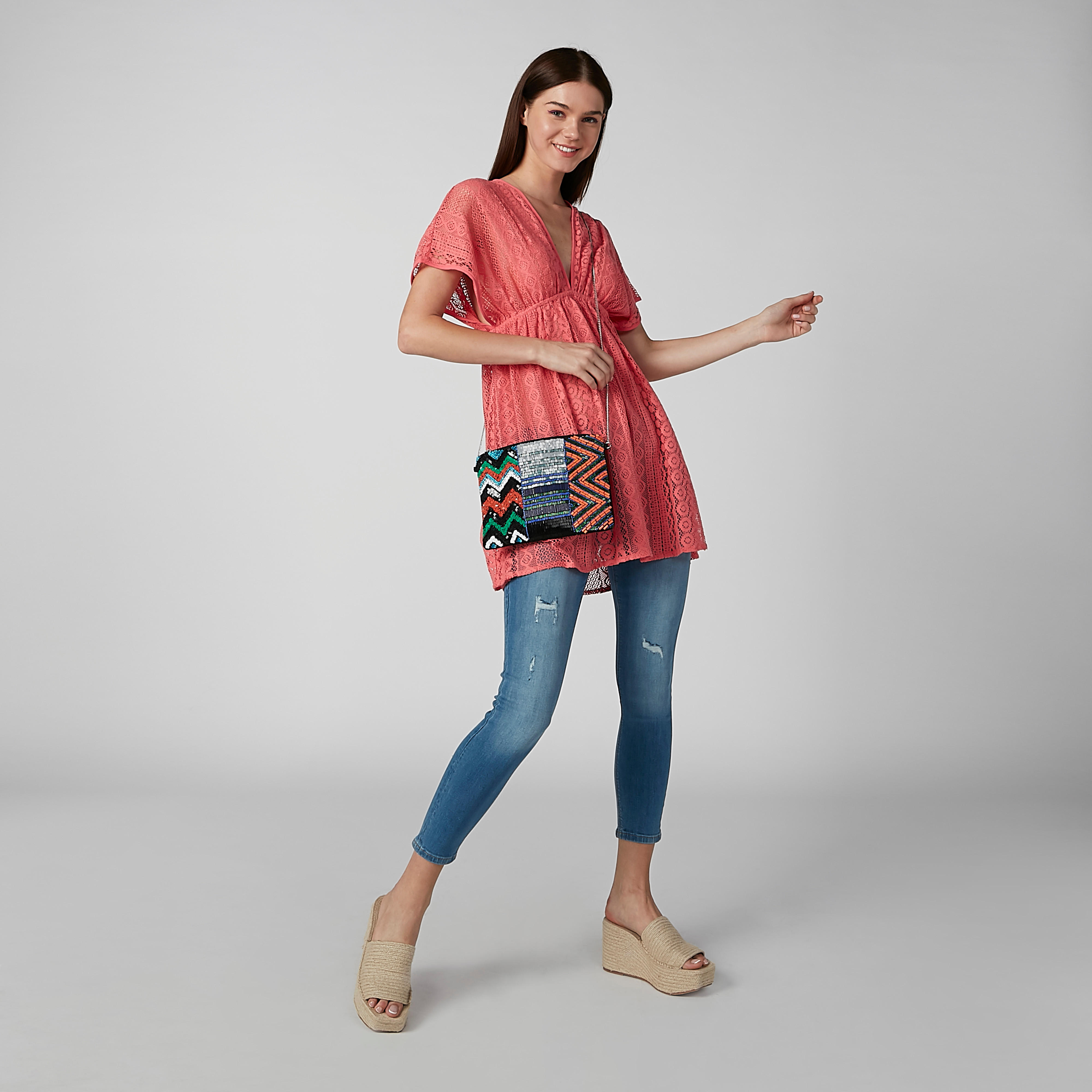 حقيبة كروس بودي بارزة الملمس بسلسلة ميتاليك وتزيينات-women-bagsandwallets-handbags-image-2