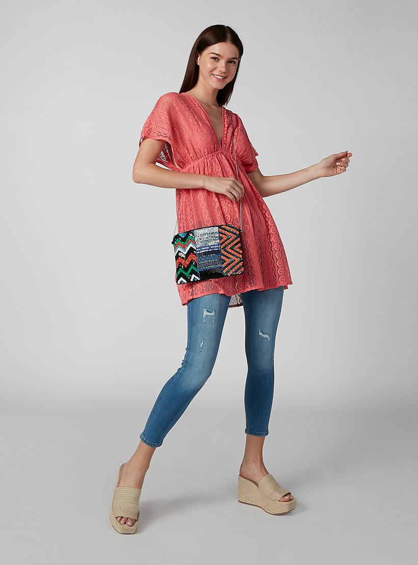 حقيبة كروس بودي بارزة الملمس بسلسلة ميتاليك وتزيينات-women-bagsandwallets-handbags-image-2