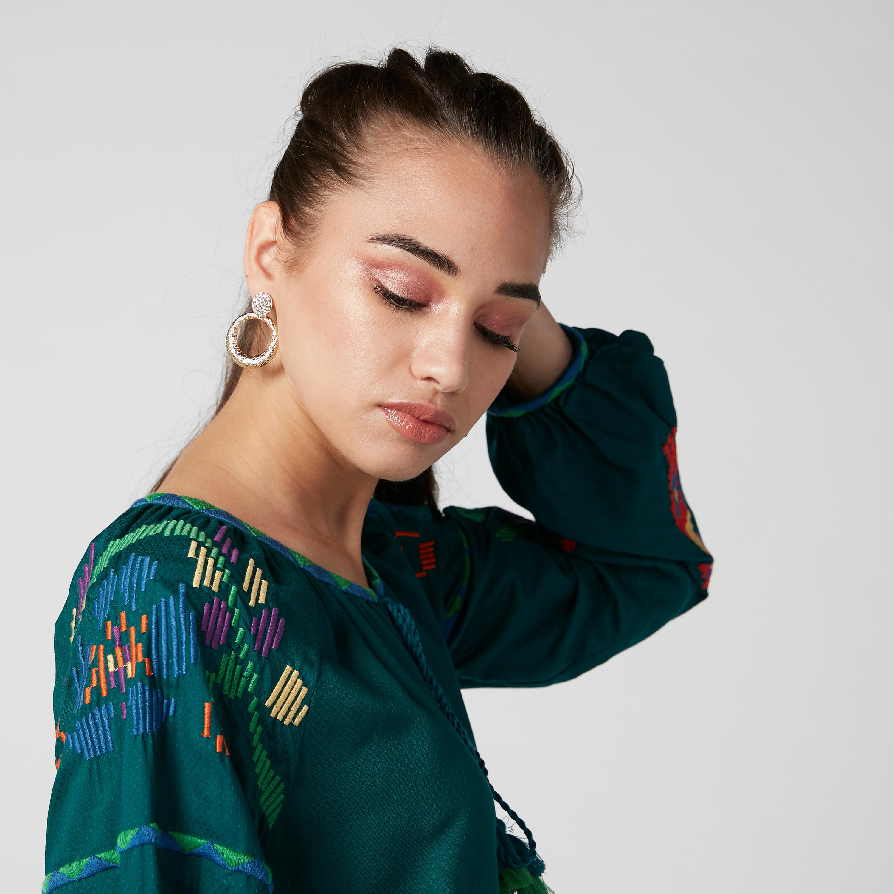 أقراط مرصّعة بدلّاية ومكبس إغلاق-women-watchesandjewellery-jewellery-earrings-image-2