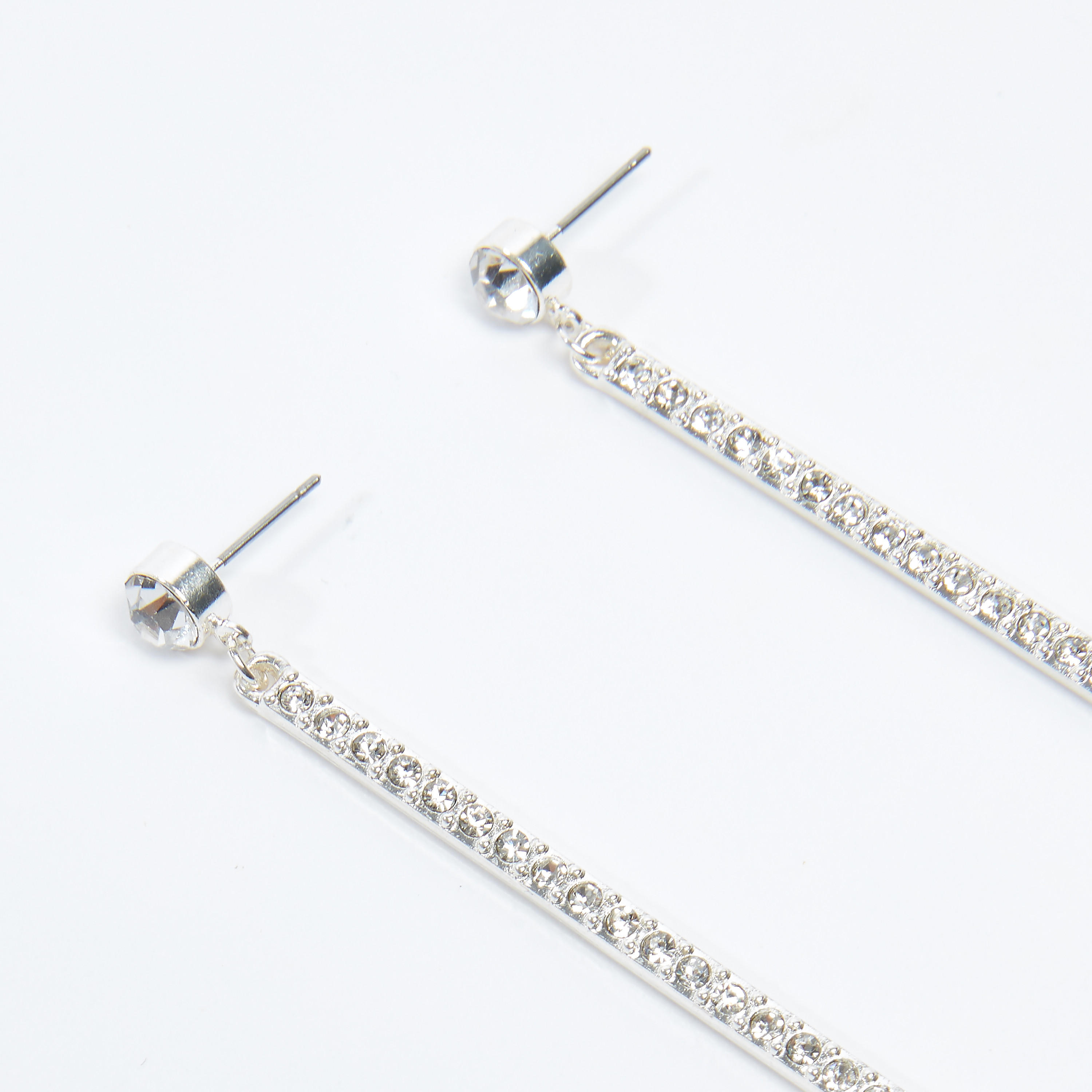 أقراط مرصّعة بدلّاية ومكبس إغلاق-women-watchesandjewellery-jewellery-earrings-image-1