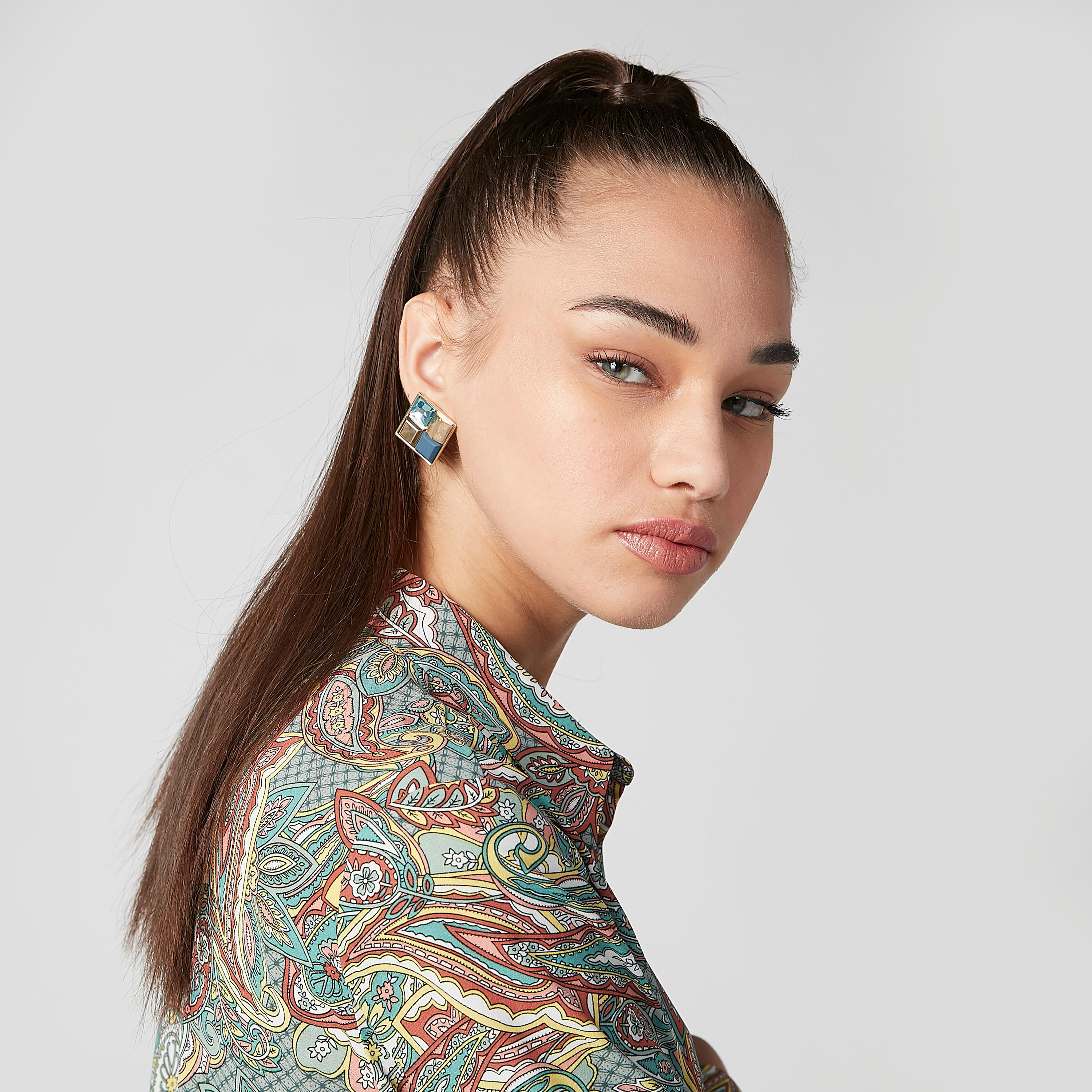 أقراط مرّصعة بمكبس إغلاق-women-watchesandjewellery-jewellery-earrings-image-2